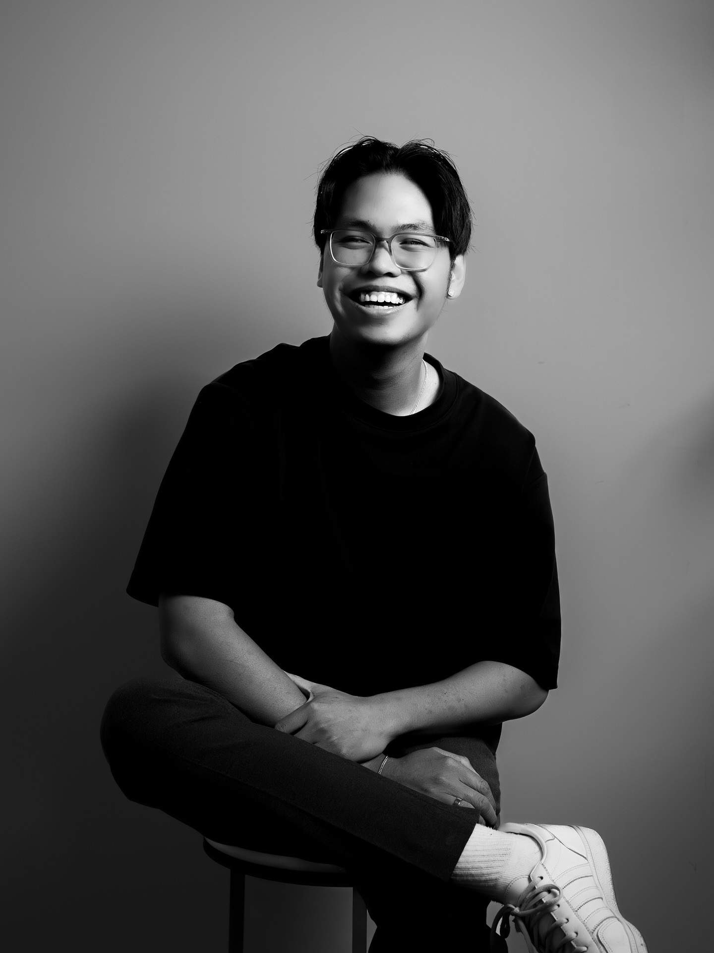 —— l i a m • Sunshine in human form. Quiet creative weapon.
Meet Liam — our newest videographer + editor. Gladstone-born, film-school trained, now in Sydney cooking in the kitchen and in the edits.
On weekends he’s sleeping, smiling, or making something good (food or content). Thoughtful, positive, and the type who makes everyone around him feel lighter.
A good human. A great creative. ❤️🔥