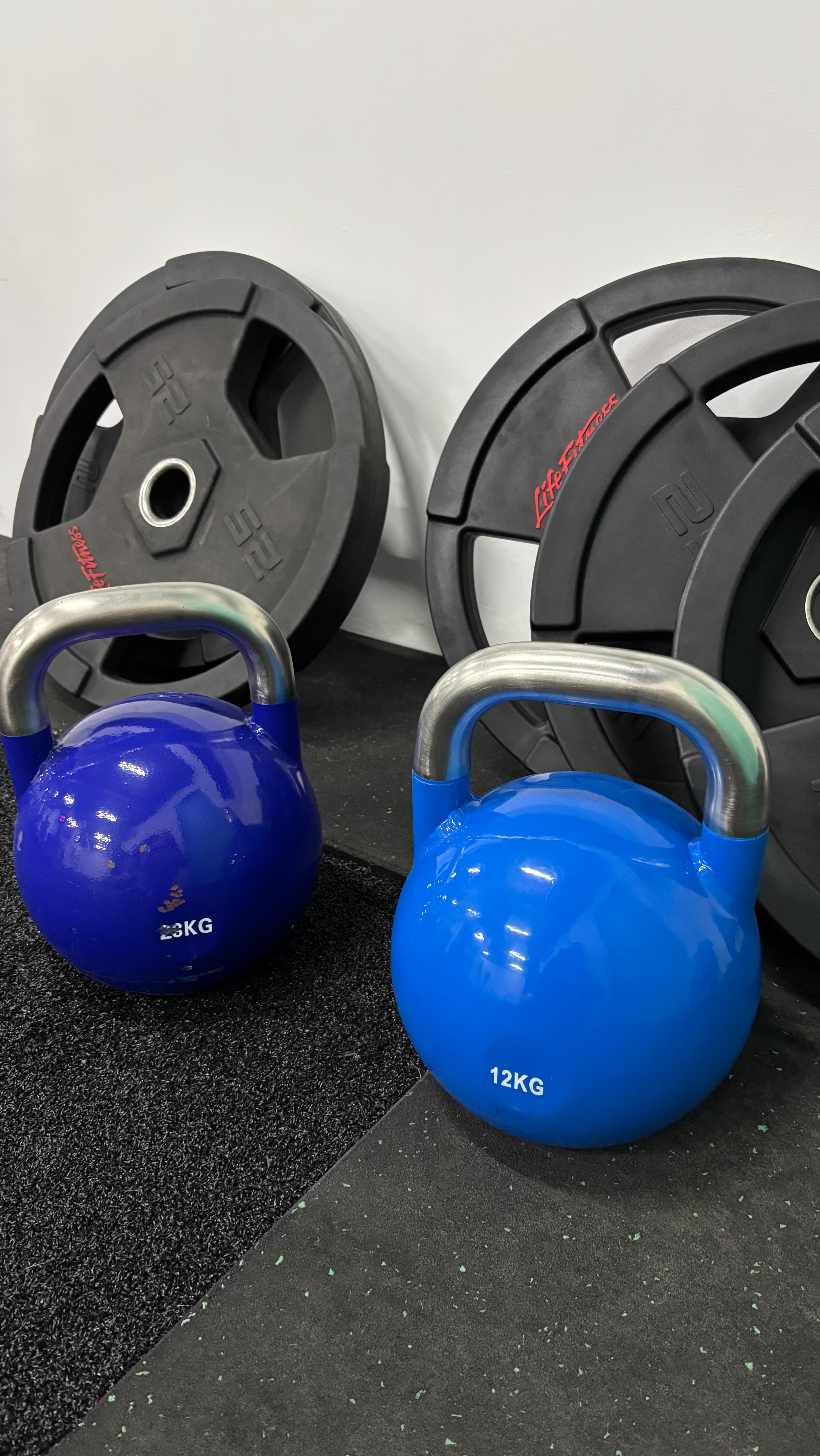 Klingt erstmal nach einem guten Deal, oder?
Aber für wen genau?
Sicher nicht für eure loyalen Mitglieder, die genau das bezahlt haben.
Sicher nicht für diejenigen, die euer Studio seit Monaten oder Jahren tragen.
Und ganz sicher nicht für die Zielgruppe, die langfristig bleibt, PT bucht oder Zusatzleistungen nutzt.
Solche Aktionen ziehen fast immer dieselben Menschen an:
👉 die, die wegen „kostenlos“ starten
👉 die nach wenigen Wochen wieder verschwinden
👉 die keinen Wert in eurer Community sehen
Premium-Studiogefühl? Fehlanzeige.
Und jetzt das Wichtigste:
Du brauchst heute keine Rabatte mehr, um Mitglieder zu gewinnen.
Du brauchst Social Media + Social Selling, die deinen Wert sichtbar machen.
Was heißt das?
➡️ Zeig echte Menschen & echte Ergebnisse: Member-Stories, Fortschritte, Trainer-Expertise
➡️ Zeig den Vibe: Warum fühlt es sich bei euch anders an als beim Discounter für 20 €?
➡️ Zeig Kompetenz: Mini-Trainings, Tipps, Aha-Momente, die Vertrauen schaffen
➡️ Zeig Community: Das Gefühl, Teil von etwas zu sein -> der größte Social-Selling-Magnet überhaupt
So funktioniert Social Selling 2025:
Nicht über Rabatte.
Nicht über „kostenlos bis Neujahr“.
Sondern darüber, dass Menschen spüren:
„Hier will ich hin. Hier passe ich rein. Hier werde ich besser.“
Wenn dein Studio klar kommuniziert, wer ihr seid und welchen Wert ihr habt,
brauchst du keine Billigaktionen mehr.
Starke Marken verkaufen nicht über Preis.
Sie verkaufen über Erlebnis. Story. Community. Vertrauen.
Und genau das entsteht durch Social Media.
Ich habe einen Guide für Premium Fitnessstudios erstellt, in dem ich genau darauf im Detail eingehe und dir eine Checkliste an die Hand gebe!
Kommentiere „Guide“ und ich schick ihn dir zu 💪🏼☺️