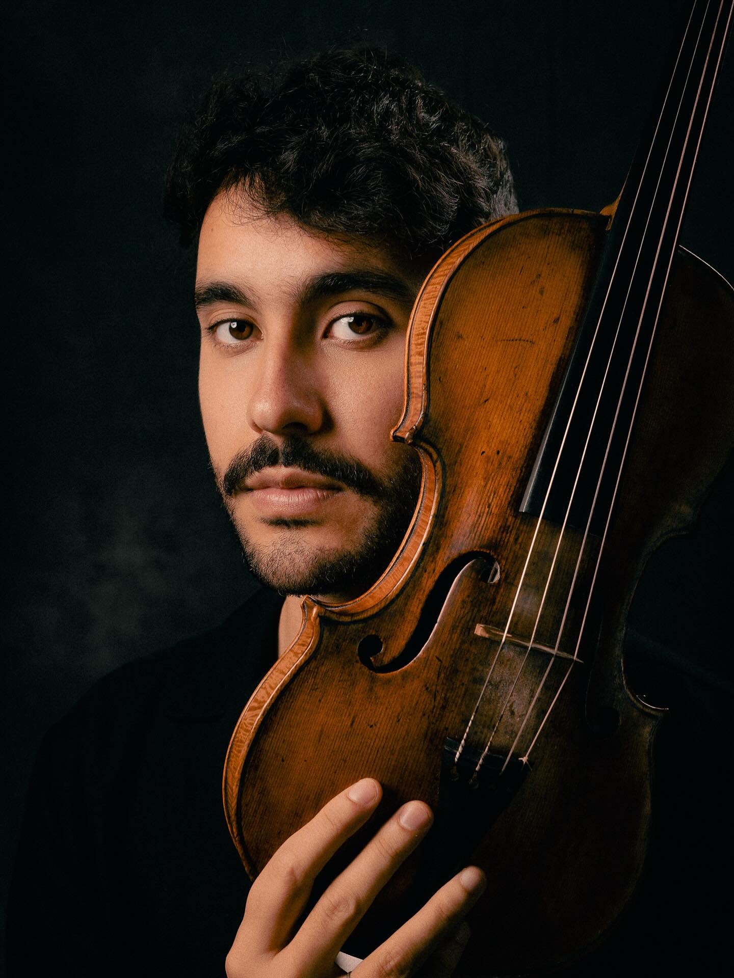 Javier Aguilar Bruno studierte an der HfM Hanns Eisler, der Universität der Künste Berlin und der Schola Cantorum Basel und gewann zahlreiche Preise bei internationalen Wettbewerben, darunter den York Early Music Competition 2022 (1. Preis), den Internationalen Bach-Wettbewerb Berlin (2. Preis) und den Biagio Marini-Wettbewerb 2020 (1. Preis).
Er spielt regelmäßig in Ensembles wie der Akademie für Alte Musik Berlin, der Lautten Compagney, dem Concerto Foscari und der Geneva Camerata und ist Gründungsmitglied des Protean Quartetts.
Javier hat an verschiedenen CD-Produktionen für Sony Classics, Deutsche Harmonia Mundi, Linn Records und Eudora Records mitgewirkt und tritt weltweit bei zahlreichen Festivals auf, darunter dem Utrecht Early Music Festival 2019, dem Festival de Saintes 2021, dem FIAS 2022, dem York Early Music Festival 2022 und dem Bogotá Early Music Festival 2021.
📍 SONUS FEMINÆ am 29. November ab 18:30 Uhr in der @st.elisabeth.villaelisabeth — Tickets via Biolink
📷 © Lux Studio Productions
@javier.aguilar.bruno @st.elisabeth.villaelisabeth @miakoklein
#sonusfeminae #sonusfeminae2025 #ladyluminaries #wienerklassik #vienneseclassic #vienneseclassicism #firstvienneseschool #musicfromvienna #javieraguilarbruno #violine #violin #violinsolo #komponistinnen #femalecomposers #frauenindermusik #womeninmusic #womeninearlymusic #altemusik #earlymusic #musichistory #womeninhistory #concert #konzert #music #berlinmusic #berlinconcert #berlinculture #berlinevent #berlinmitte #berlin