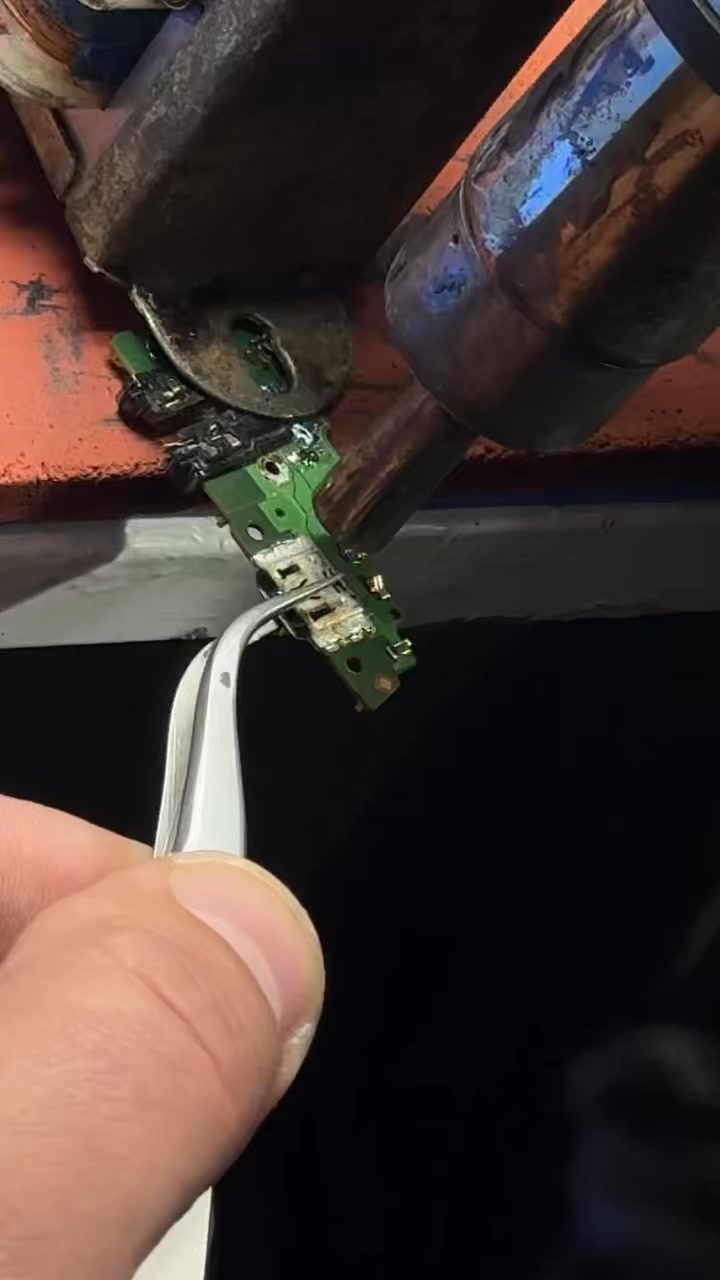 🔌 Înlocuire mufă încărcare Poco – rapid, sigur și profesional
Ai observat că telefonul tău Poco nu se mai încarcă corespunzător sau mufă de încărcare este slăbită? Echipa noastră de service oferă înlocuire conector încărcare Poco pentru toate modelele: Poco X, Poco M, Poco F și altele.
✅ Folosim piese originale de calitate
✅ Diagnostic complet înainte de reparație
✅ Testare funcționalitate după înlocuire
✅ Garanție pentru fiecare serviciu
Serviciul nostru de reparații telefoane Poco îți readuce telefonul la performanța inițială. Nu lăsa problemele cu mufă de încărcare să te oprească!
📲 Programează-ți reparația acum și readu-ți Poco la viață!
#Poco #ServicePoco #InlocuireMufaPoco #ConectorIncarcarePoco #ReparatiiTelefoane #PieseOriginalePoco #ServiceProfesional
🔌 Замена разъема зарядки Poco – быстро, надежно и профессионально
Ваш телефон Poco не заряжается должным образом или разъем зарядки ослаблен? Наша команда профессионалов выполняет замену разъема зарядки Poco для всех моделей: Poco X, Poco M, Poco F и других.
✅ Используем оригинальные качественные запчасти
✅ Полная диагностика перед ремонтом
✅ Проверка функциональности после замены
✅ Гарантия на каждую услугу
Наш сервис ремонта телефонов Poco вернет вашему устройству первоначальную производительность. Не позволяйте проблемам с разъемом зарядки вас останавливать!
📲 Запишитесь на ремонт прямо сейчас и верните Poco к жизни!
#Poco #СервисPoco #ЗаменаРазъемаPoco #РазъемЗарядкиPoco #РемонтТелефонов #ОригинальныеЗапчастиPoco #ПрофессиональныйСервис