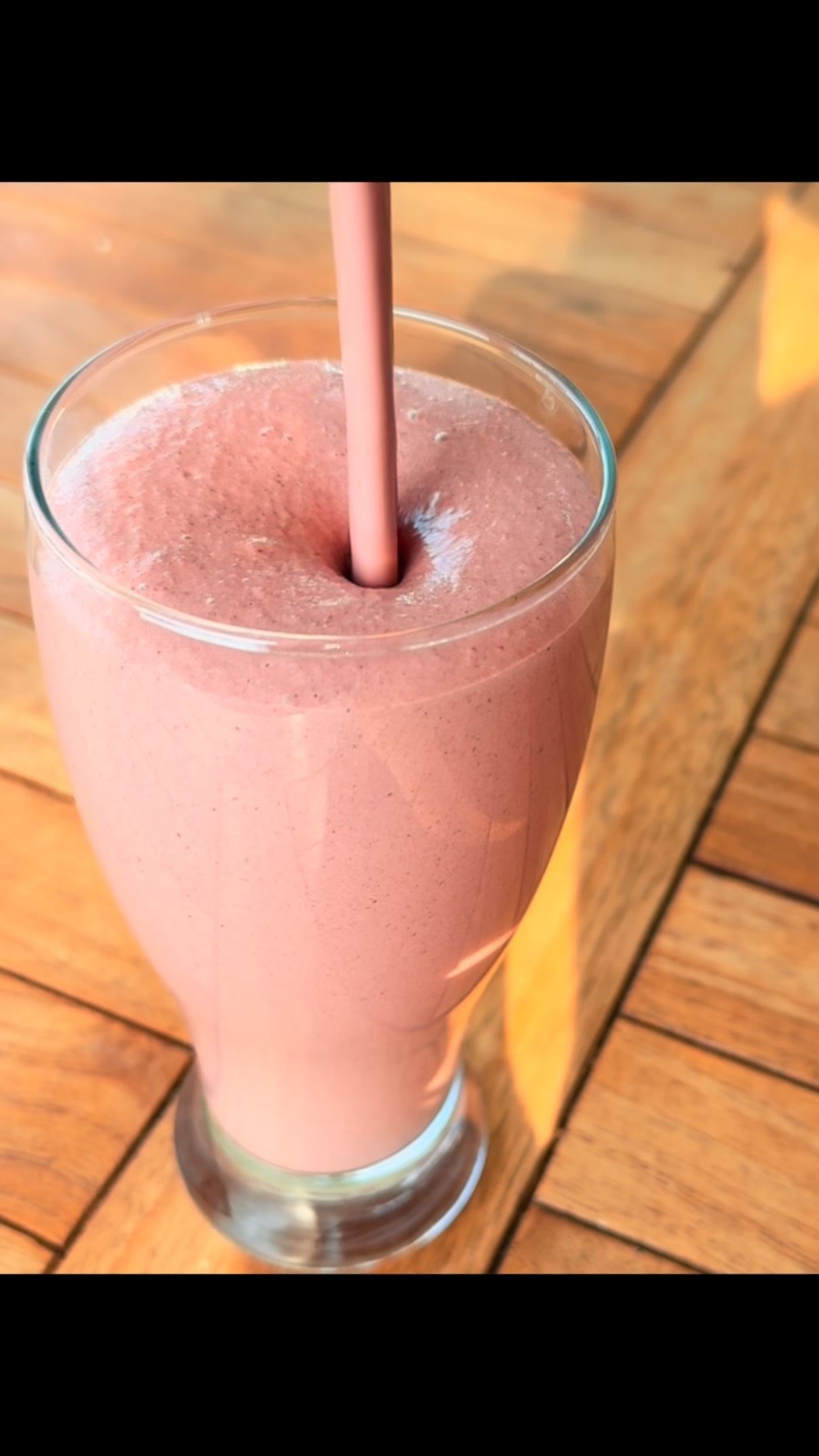 Cherry + almond + cacao.
Smooth, cozy, blood-sugar-friendly.
Meet your November Smoothie of the Month. 🍒