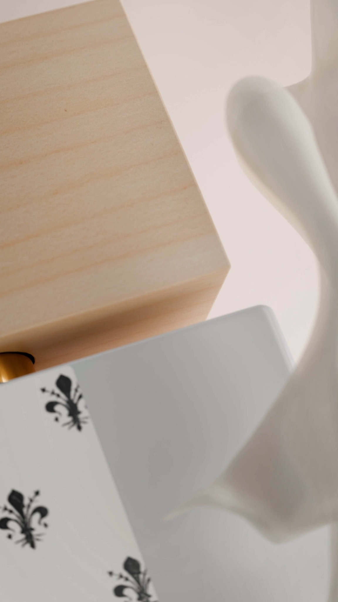 ✨ Bianco Latte: la carezza che resta.
🥛 Il caramello apre la fragranza con una dolcezza irresistibile.
🍯 Miele e cumarina accarezzano la pelle con morbidezza vellutata.
🤍 Sul fondo, vaniglia e muschi bianchi avvolgono in una scia cremosa e pura, come una calda coperta.
Un profumo che coccola, che consola, che ti fa sentire a casa.
Scopri Bianco Latte e lasciati avvolgere dalla sua magia.
📍 Disponibile in boutique e online. da www.Profumerialorenzi.it in Paolo Sarpi a Milano
#BiancoLatte #ProfumoCheCoccola #feelinghome #profumidinicchia #profumerilorenzi #botteghestoriche #lorenzi #parfums #giardiniditoscana