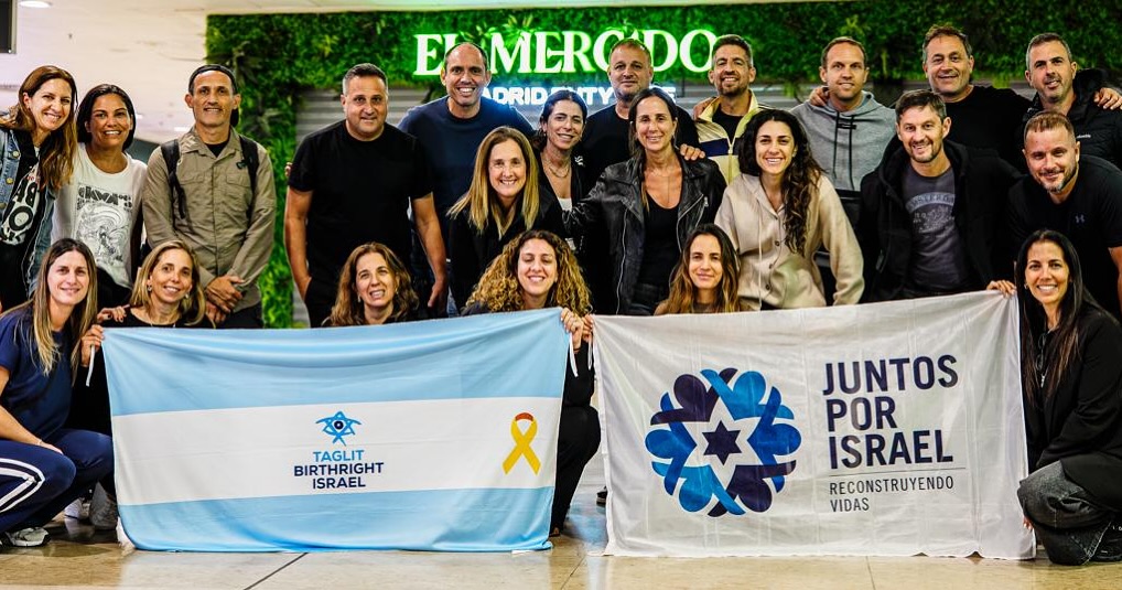 Desde Madrid, dando el primer paso hacia una experiencia que sabemos que nos va a transformar.
Cada uno de nosotros llegó hasta acá con una misión clara: estar presentes, ayudar y seguir llevando a la acción todo lo que construimos desde Juntos por Israel.
Hoy empieza el camino.
Am Israel Jai 💙🇮🇱
@taglitargentina @tlalimlatam
Foto: @katu.ph
