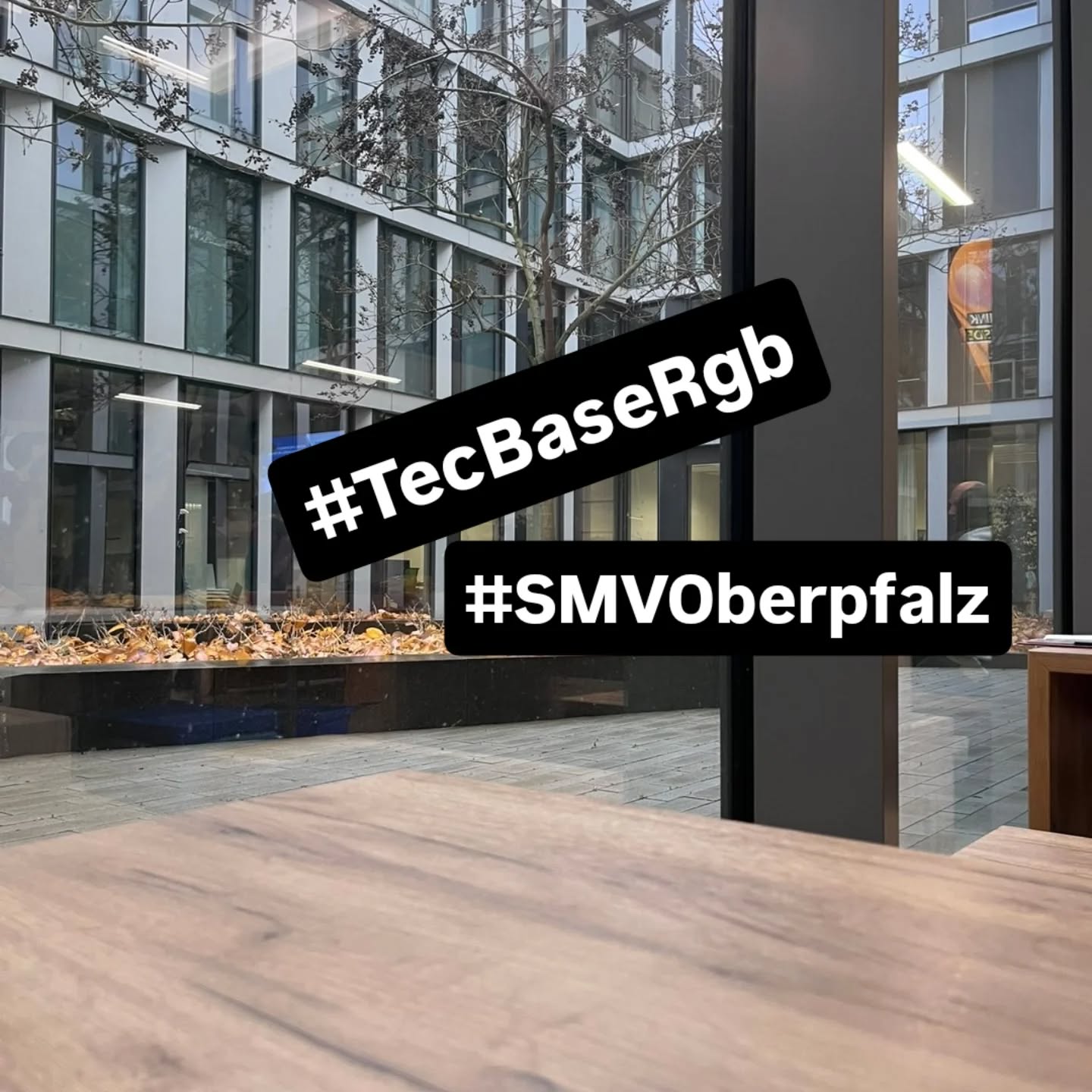 Heute waren unser Schülersprecher Sam und unsere Kopfrechenkönigin Sophia mit unserer Verbindungslehrerin Frau Forster in Regensburg an der #tecbase zum 1. Aussprachetag der Verbindungslehrer und Schülersprecher der Oberpfalz
#tecbase
#regensburg
#schönwars