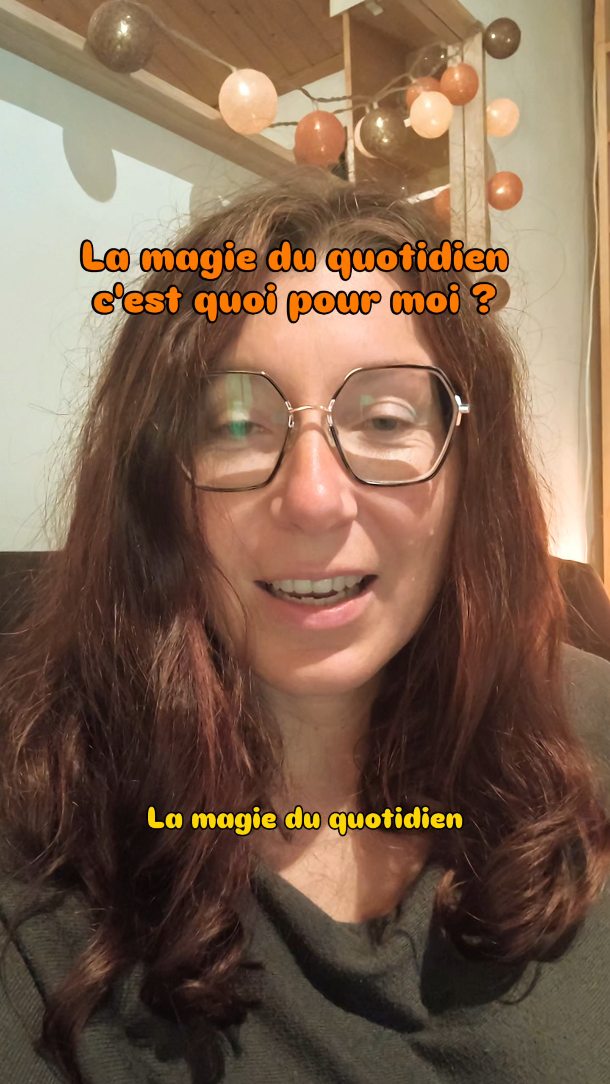 ✨ La magie du quotidien 🪄
Ce n’est pas spectaculaire.
Ce n’est pas “extraordinaire”.
C’est simplement… la vie qui murmure.
Et notre corps qui écoute.
Ce matin, mon ostéo me dit :
« Maintenant, laisse tout descendre.
Le haut s’est libéré.
Ça va glisser dans ton corps,
jusqu’à ton bassin. »
Et cet après-midi, une amie me dit exactement la même chose — sans savoir.
« Tu vibres tellement l’énergie des dauphins…
qu’à un moment, ça descend dans ton cœur,
ça s’ancre dans ton corps,
et ça s’incarne dans la matière. »
Deux messages.
La même direction.
Le même mouvement.
Le même fil conducteur :
tout est en train de descendre en moi.
Dans mon bassin.
Dans mon ancrage.
Dans ce hamac intérieur
où le Dauphin rouge vient me faire un clin d’œil.
Et c’est ça, pour moi, la magie du quotidien.
La magie de la vie.
Le “kiffe” qui naît quand on se laisse traverser,
quand on écoute,
quand on reçoit.
C’est pour ça que je m’appelle Magic’Kiffeuse.
Parce que quand tu vois la magie…
la joie suit toujours. 💛🌬️
Julie – Magic’Kiffeuse, facilitatrice de joie incarnée
#magickiffeuse #magieduquotidien #joieincarnée #vibrationoriginelle #femmesensibles #écouteducorps #messagesdelavie #dauphinscosmiques #ancrageféminin #hamacintérieur #énergieféminine #spiritualitéincarnée #voyageintérieur #signesdelavie #poésieduvivant