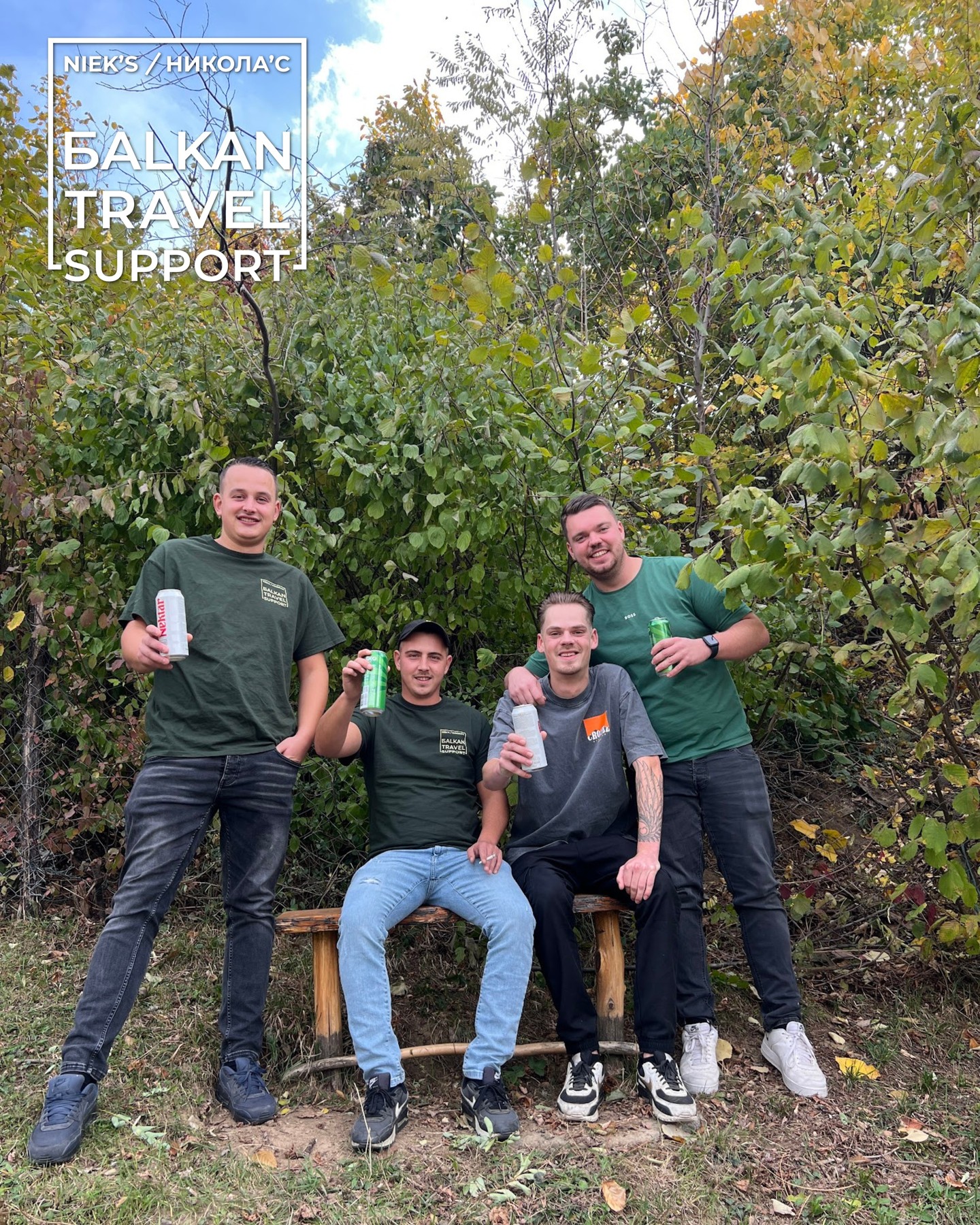 Je hebt fanatieke Balkan reizigers, en je hebt Harrold, Arie en hun vrienden 🔥
Harrold en Arie gingen voor maarliefst de derde (!) keer op reis via Balkan Travel Support. Eerst een rondreis in Servië, daarna Kroatië en afgelopen oktober een weekend in en om Novi Sad.
Deze laatste keer namen ze Coen en Jordy mee, die voor het eerst naar Servië kwamen. Aan mij dus de taak om een mooie mix voor iedereen te maken!
Ik wilde wel echt graag een héle originele en authentieke reis samen stellen, en dat is denk ik wel gelukt 🎉
De groep kwam weer vol enthousiasme aan in Servië! Met quads en een gids ontdekten ze het nationale park, lekker uit eten aan o.a. de Donau en in Petrovaradin, de geschiedenis induiken met een tour op maat in de omgeving, naar een voetbalwedstrijd van lokale club FK Vojvodina (stadion midden in de stad) en... als klap op de vuurpijl: met eigen piloot en vliegtuigje een vlucht maken boven Novi Sad en Fruška Gora.
En ze kwamen ook nog ff bij ons thuis langs in Bukovac, waar de lokale biertjes uiteraard koud stonden. De eerste foto is genomen op ons 'benkske' boven op onze heuvel ❤️
Mannen, ontzettend bedankt voor jullie bezoek! Was weer gewéldig! Hvala od srce!