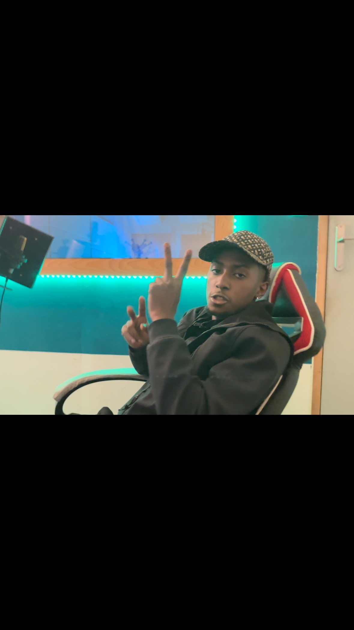 🔥 H.T – La nouvelle pépite en pleine ascension 🔥
Le jeune rappeur H.T a encore frappé chez AMBG Studio Marseille.
Sur une prod à l’univers jossmanien, il manie la mélodie avec une maîtrise rare pour son âge. Chaque topline, chaque vibe… tout est carré, tout est inspiré. 🎶🔥
Son identité sonore se construit vite, fort, et avec une vraie signature.
👉 Une future pépite à surveiller de très près.
🎛️ Enregistré, mixé & accompagné chez AMBG Studio
🎤 Lieu où les talents bruts deviennent des artistes confirmés.
#AMBGStudio #RappeurHT #JossmanVibes #Melodie #RapFr #MarseilleRap #FuturePépite #StudioMarseille #Topline #NouvelleGénération #enregistrementstudio