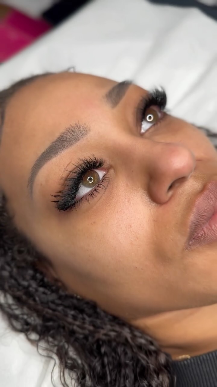 Wispy mega volume lashes with a seamless bottom lash blend, crafted for depth, texture, and that signature soft glam look ๐ค
Because details matter.
#ombrebrows #lashextensions #lashes #bristol #browtattoo #pmu #wispylashes #russianvolume #fyp #lbsensei #beautycourses
