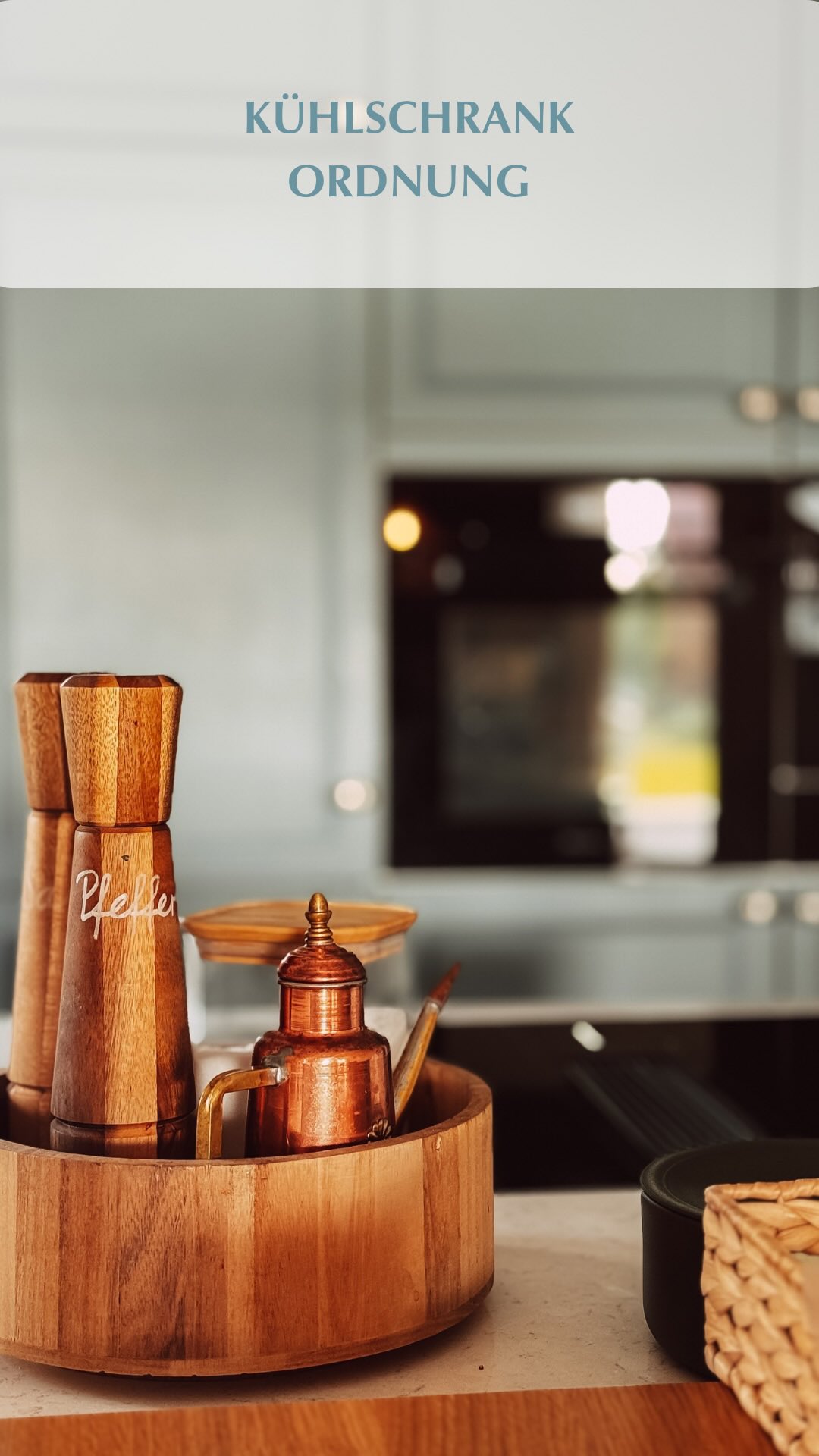 So organisieren wir unseren Kühlschrank
Ich geb’s zu:
Ordnung im Kühlschrank klingt im ersten Moment vielleicht leicht übertrieben – aber sie spart mir täglich Zeit, Nerven und verhindert Fehlkäufe.
Mit ein paar Helferlein könnt ihr euren Kühlschrank ganz easy sinnvoll organisieren:
• Obst & Gemüse bleiben in den #cauma Behältern von @rotho.official deutlich länger frisch.
Die eignen sich übrigens auch super für andere Lebensmittel.
• Saucen bekommen auf dem Drehteller ihren festen Platz – nie mehr Suchen im hintersten Eck.
Wichtig:
Nicht überladen!
Lasst unbedingt etwas Platz, damit noch Platz für Essenreste übrig bleibt.
Als kleines Back-up haben wir in der Speisekammer noch einen zusätzlichen Kühl- und Gefrierschrank.
Dort lagern Getränke und alles, was eingefroren wird.
Bist du Team Kühlschrank Ordnung oder ist dir Ordnung im Kühlschrank nicht so wichtig?
ORDNUNGSSYSTEME FÜR ZUHAUSE
PROFESSIONELLE ORDNUNGSBERATUNG
EFFIZIENTE RAUMORGANISATION
INDIVIDUELLE AUFRÄUMHILFE
#Ordnenundwohnen #ordnungmachtglücklich #ordnungsexpertin #ordnung #ordnungssystem
#kühlschrankordnung