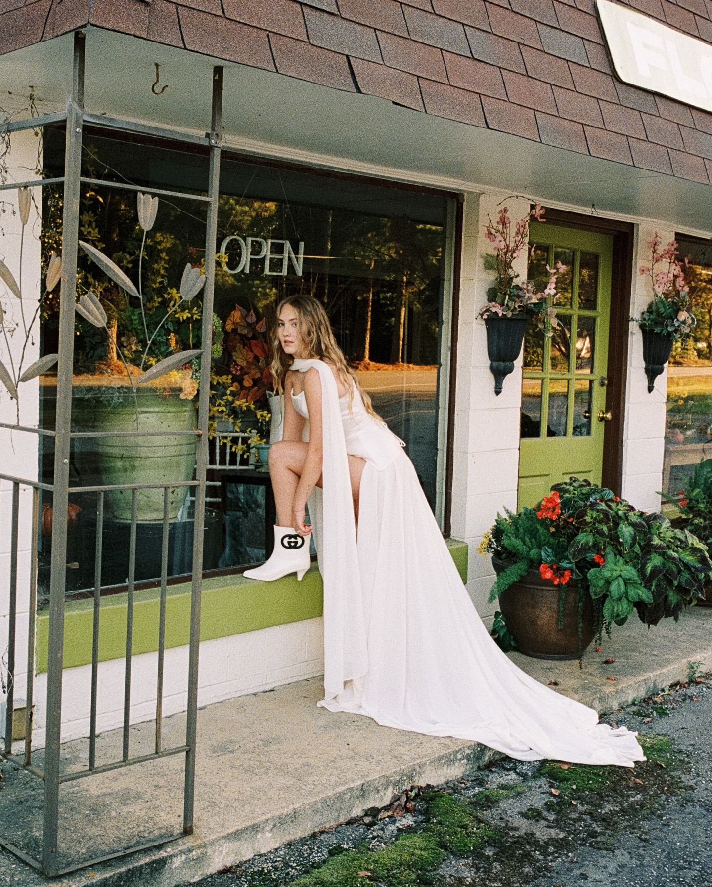 Bridal softness, Gucci edge.
Dress: @beeverthinebridal
Photographer: @clichephotographers
Model: @atalie.mccannon
Hair: @yuliibaranova
Makeup: @starlitbeautyco
Flowers: @englishgardenweddings
Coordination: @whitetieplanner
Set location: @dayspringflowers
Shoes: @gucci
#gucci #gucciboots #guccirainboots #wedding #35mmwedding #35mm #film #kodak #thewed #thelane #lensel #overthemoon #voguewedding #contaxg2 #contaxt2