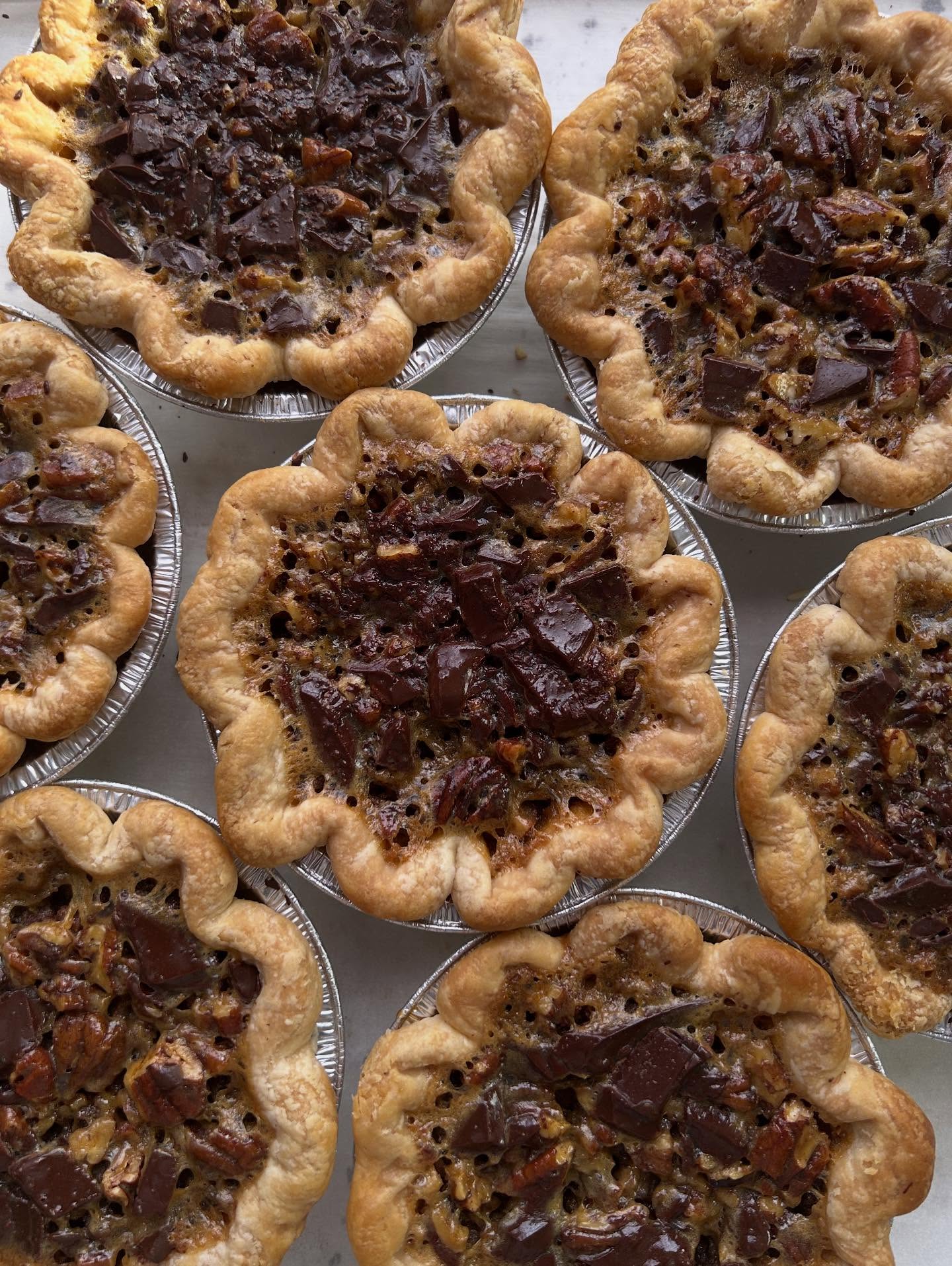 We’ll be @commongreens_clintonville this morning 9-noon in our usual spot for the last time this year. I hope you can make it! Thank you for all the support this year, Clintonville. I love making pie for you! ❤️