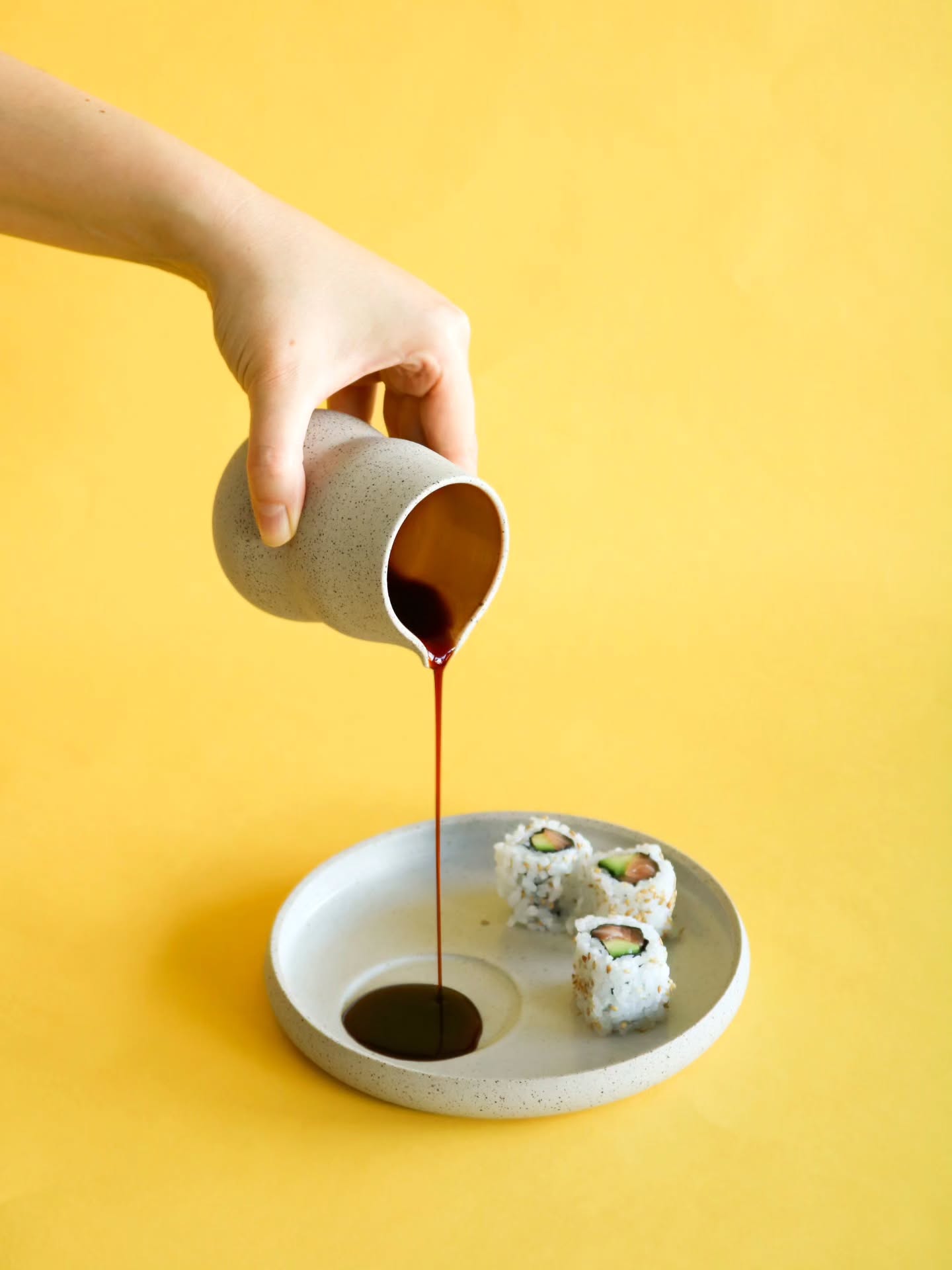 Je suis la seule à voir un visage à l'agonie sur la deuxième photo ? 👀
Blague à part, voici une des nombreuses façons d'utiliser les nouvelles assiettes 🍣 Plus besoin d'une coupelle à sauce soja pour déguster vos sushis, makis, gyozas... Ce format est un 2 en 1 😋 (ici, il s'agit d'une petite assiette)
Et je compte bien vous montrer bientôt d'autres possibilités pour créer des repas rigolos, jolis et créatifs. Même si je suis sûre que vous aurez encore plus d'imagination que moi !
Bon app les azimutés 💛