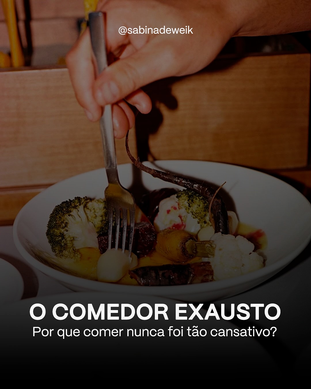Comer virou um espelho da nossa era: abundância, ansiedade e busca por controle. Estamos exaustos. Não de fome, mas de opções.
Entre dietas que prometem milagres, rótulos indecifráveis e influenciadores disputando “o que é saudável”, o simples ato de se alimentar vira motivo de ansiedade.
O que antes era intuição, “o corpo pede, o corpo sabe”, agora é cálculo, culpa e comparação.
Em meio à abundância, buscamos o sabor mais raro de todos: tranquilidade.
O luxo não é mais a comida exótica, é a confiável, com rótulos claros, poucos ingredientes, receitas familiares…
Como você tem se alimentado: por prazer ou por obrigação?
#SabinaDeweik #tendencia #coolhunting #futuro #comportamento #consumo #alimentacao #wellness