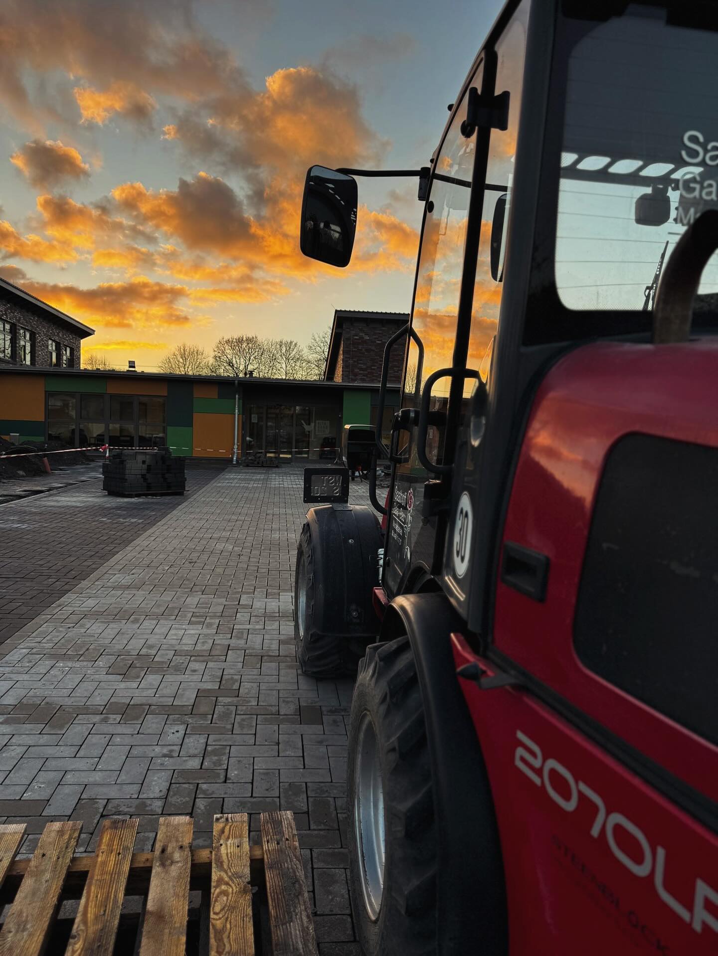 Mit jedem kürzer werdenden Tag wächst die Baustelle weiter.
Präzise Arbeit, saubere Flächen und ein starkes Team – auch nach Sonnenuntergang. 🚧🌆
#saathoffgalabau #gartenundlandschaftsbau #strassenundtiefbau #tiefbau #sonnenuntergänge #mitfreudedabei❤️ #radladerbeiderarbeit