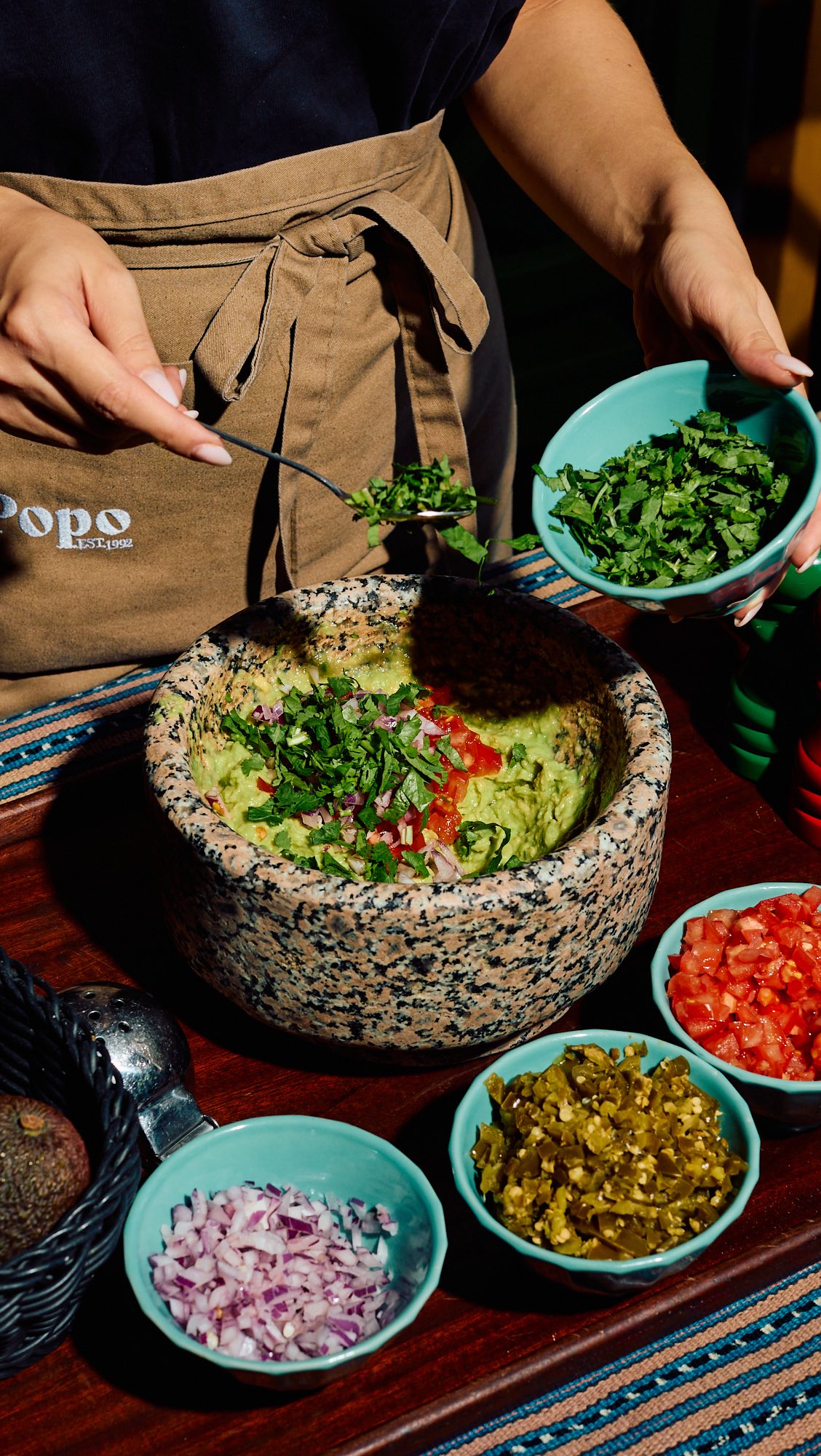 Guacamole en molcajete, robione tuż przed Wami! 🥑
Kamienny moździerz wyciąga z awokado wszystko, co najlepsze, bez żadnych skrótów 😋
very fresh very delicous 😌