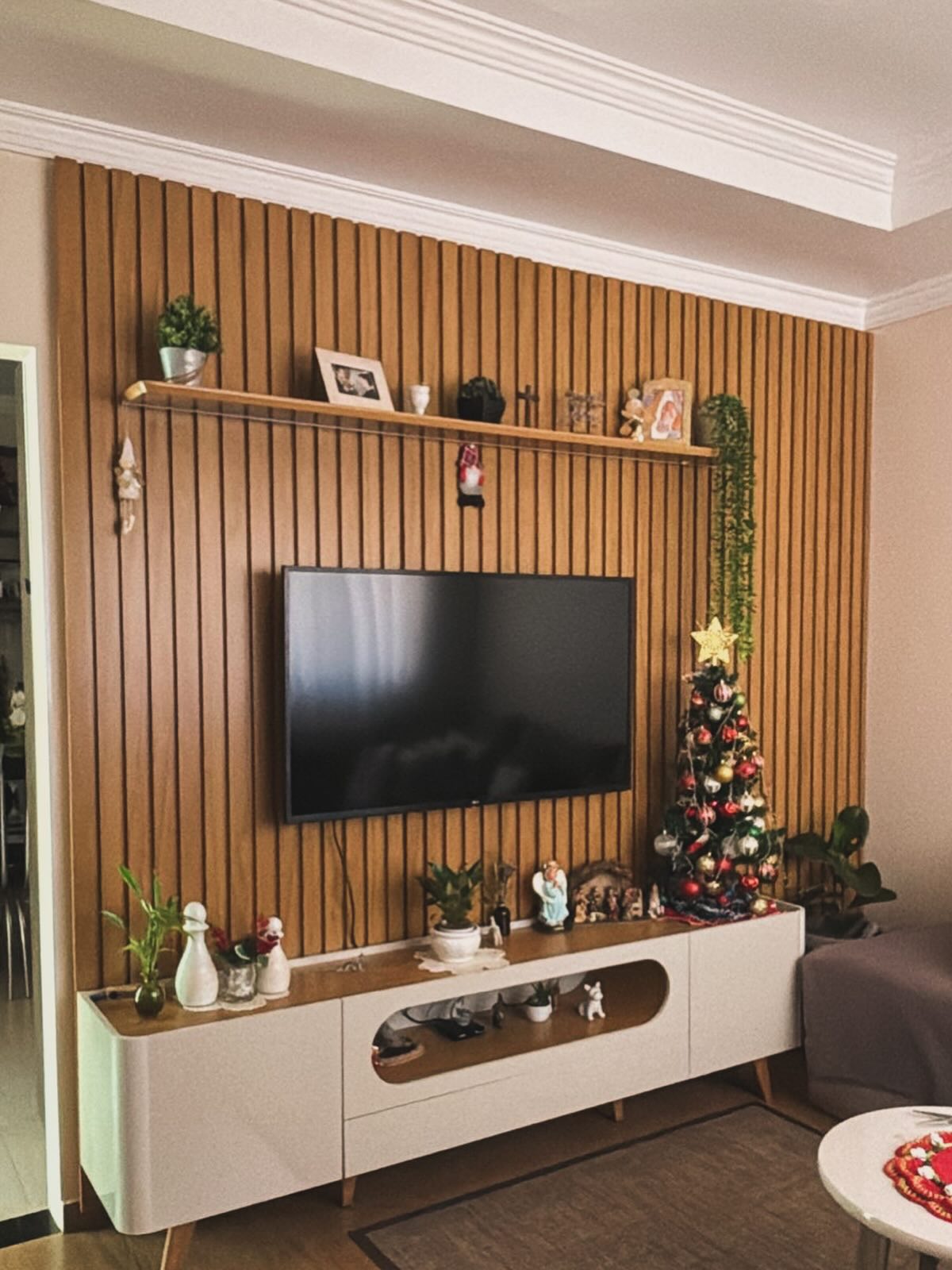 Revitalize seu ambiente com um painel ripado em MDF que incorpora um toque de modernidade e elegância. A alta qualidade dos materiais, aliada a um design contemporâneo, resulta em uma peça excepcional. Com uma iluminação projetada de forma estratégica, seu espaço se torna mais convidativo e sofisticado. Descubra essas opções na Universo Móveis.