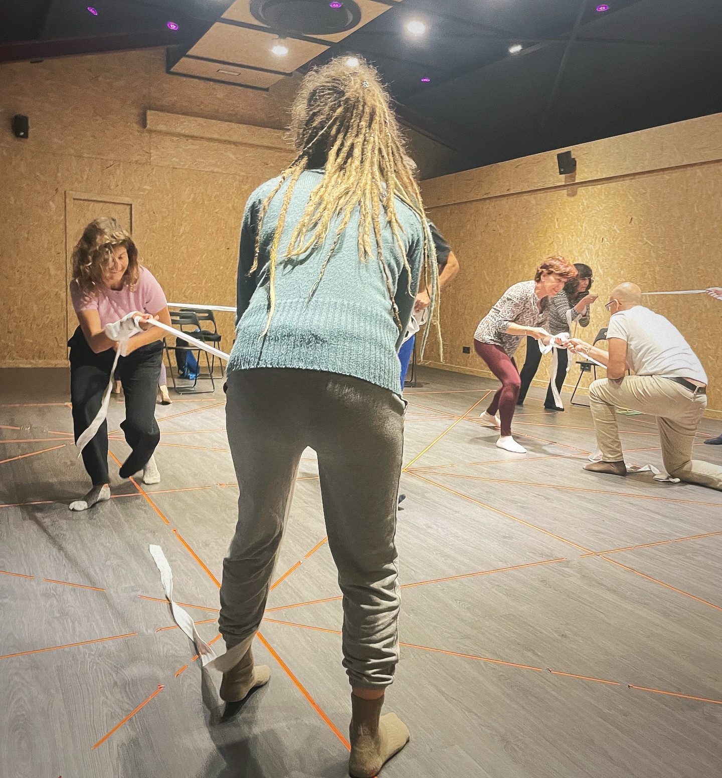 TENSAR LOS CONFLICTOS TEATRALES 🧵
En nuestras Escuela de Teatro te enseñamos a crear conflictos claros entre el protagonista y sus obstáculos, ya sea con otra persona, consigo mismo o con el entorno 🎭
Esto hace que la escena sea más clara, intensa y atractiva al espectador 👀
#EscuelaDeTeatro #Teatro