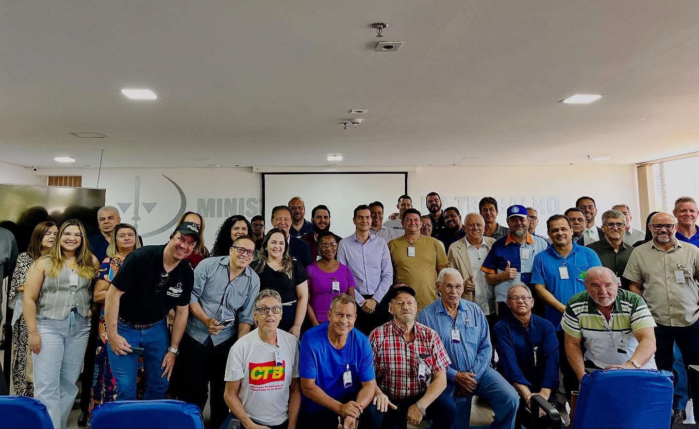 SINDIFARGO integra Audiência Coletiva no Ministério Público do Trabalho ⚖️
Representado pelo presidente executivo, Marçal Henrique Soares, e pela secretária executiva, Luana Crispim, reforçando o compromisso do sindicato com o diálogo institucional e a defesa do setor.
🎯 O sindicato reforça seu papel essencial em agendas que tratam de direitos, responsabilidades e do fortalecimento das relações trabalhistas no setor farmacêutico.
#SINDIFARGO #industriafarmaceutica #MPTGO #goiás #anápolis