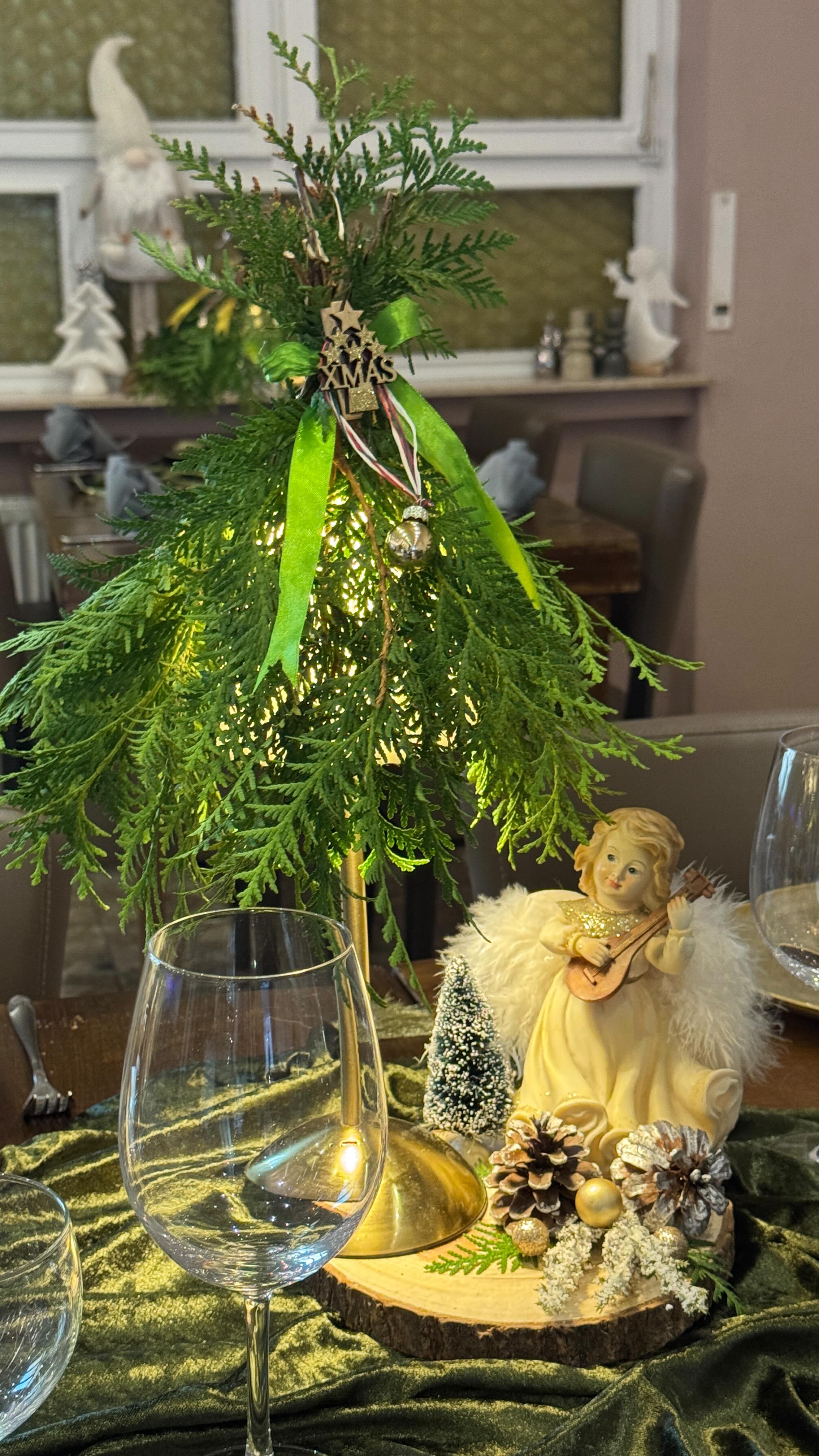 ✨ Festliche Tischträume im Restaurant Waldblick – Linkenheim! ✨
Heute durfte ich diese elegante, winterliche Tischdeko gestalten – viel Grün, warme Goldtöne, Lichter und ganz viel Liebe zum Detail. 💚✨
🎄 Deko by me
📍 Restaurant Waldblick – Linkenheim
Wie gefällt euch dieser edle Weihnachtslook? 🌲🤍
Mehr Deko-Inspiration folgt! ✨
#tabledecor #christmasdecor #waldblick #linkenheim #dekoration #eventdesign #dekoideen #greensandgold #tischdeko #byme