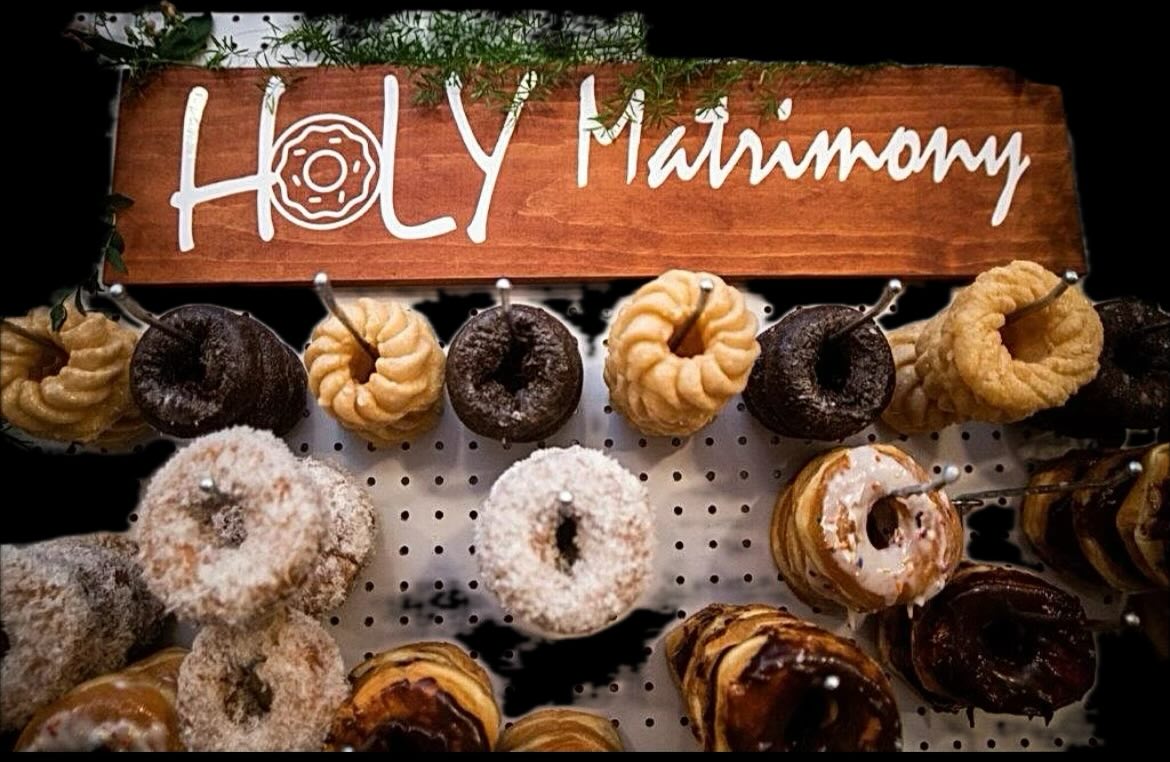 ✨🍩 Oh Holy Night 🍩✨
Who says holiday gatherings have to be traditional? Add a sweet twist with a festive donut wall or display! 🎄😍 Perfect for weddings, parties, or any cozy celebration — because every occasion deserves a touch of holy matrimony and a sprinkle of sugar! 💍💫
#eventplanner #donuts #donutwall #festivecelebration #partyinspiration