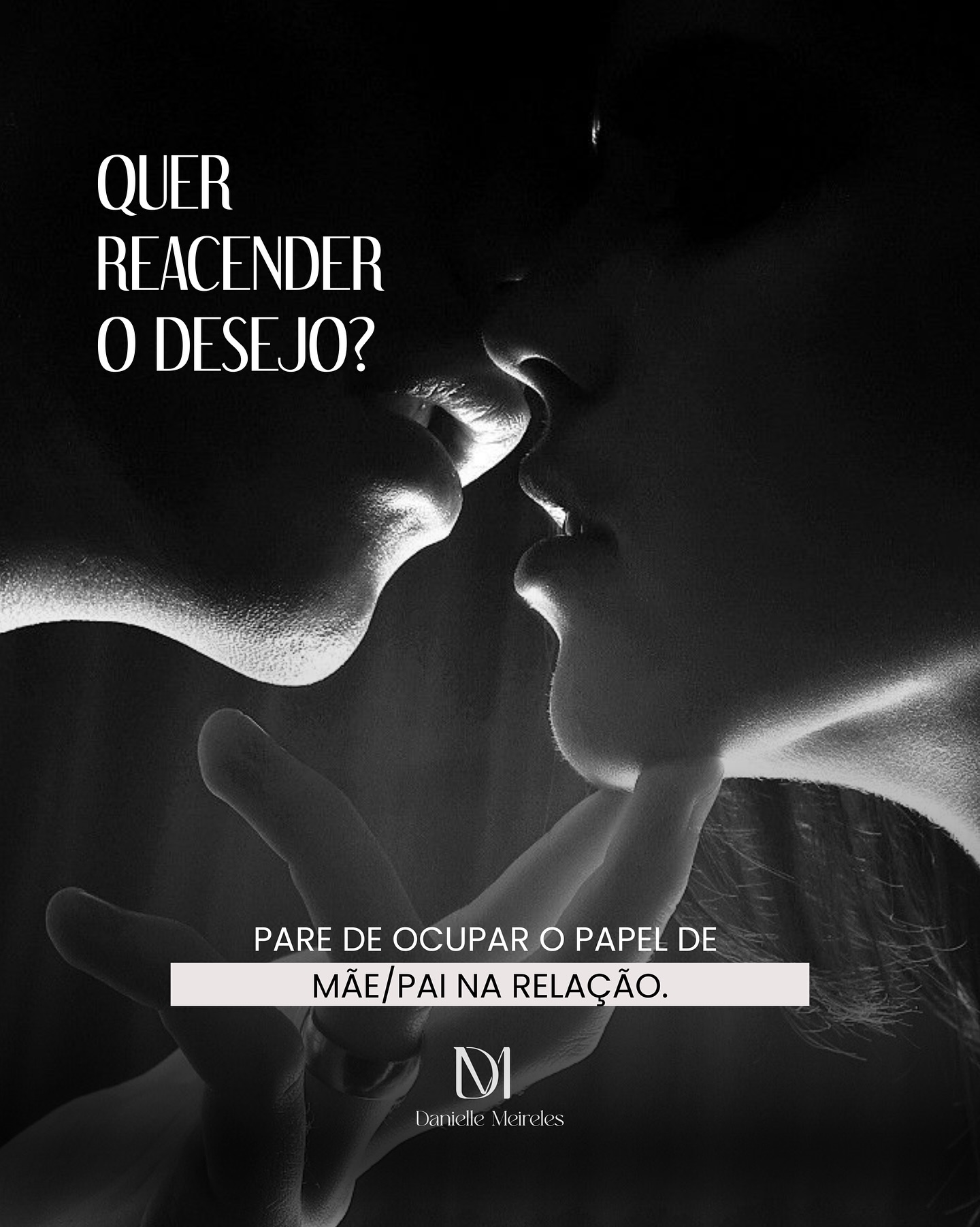 Vou te contar algo que raramente se fala sobre o desejo nos relacionamentos: ele não morre por acaso, ele morre quando substituímos o erotismo pela maternagem mútua.
Lacan nos ensina que o desejo é sempre desejo do Outro, e que ele se sustenta justamente na falta. O desejo não é uma necessidade a ser saciada, mas algo que se alimenta daquilo que escapa, do que não pode ser totalmente possuído.
Quando o casal entra numa dinâmica de completude narcísica, onde um tenta tamponar a falta do outro, o desejo simplesmente não tem onde circular.
O que vejo constantemente no consultório é uma regressão perigosa: os parceiros passam a ocupar inconscientemente o lugar de cuidadores primários um do outro. Freud já nos alertava sobre como as imagos parentais se atualizam nos relacionamentos amorosos. Quando você cuida do seu parceiro como se fosse sua mãe, quando ele demanda de você o cuidado que o bebê demanda da mãe, vocês recriam a relação primitiva mãe-filho. E aí o tabu do incesto opera silenciosamente, matando o erotismo.
Esse deslizamento é sutil. Começa com aquele cuidado excessivo, com a fusão de identidades, com apelidos infantilizantes, com a ideia de que vocês são "um só". O outro deixa de ser objeto causa do desejo e vira uma extensão narcísica de você. Lacan diria que vocês saem da posição de sujeitos desejantes e entram numa relação dual, imaginária, sem a mediação simbólica necessária para que o erotismo exista.
O paradoxo é este: para amar e desejar a mesma pessoa, é preciso sustentar a alteridade radical do outro. É preciso que ele permaneça estrangeiro, opaco, impossível de ser totalmente decifrado. O desejo se alimenta do não-saber, daquilo que escapa ao nosso controle.
Resgatar o desejo é reposicionar os lugares simbólicos na relação. É sair da maternagem e retornar ao encontro entre dois sujeitos barrados, cada um com sua falta estruturante.
Se o desejo ficou aprisionado nessa dinâmica, há um trabalho analítico a ser feito. Vamos juntos investigar o que o inconsciente da relação está repetindo? Agende sua sessão através do link na bio.
#daniellemeireles #psicanalise #lacan #terapiadecasal #desejo