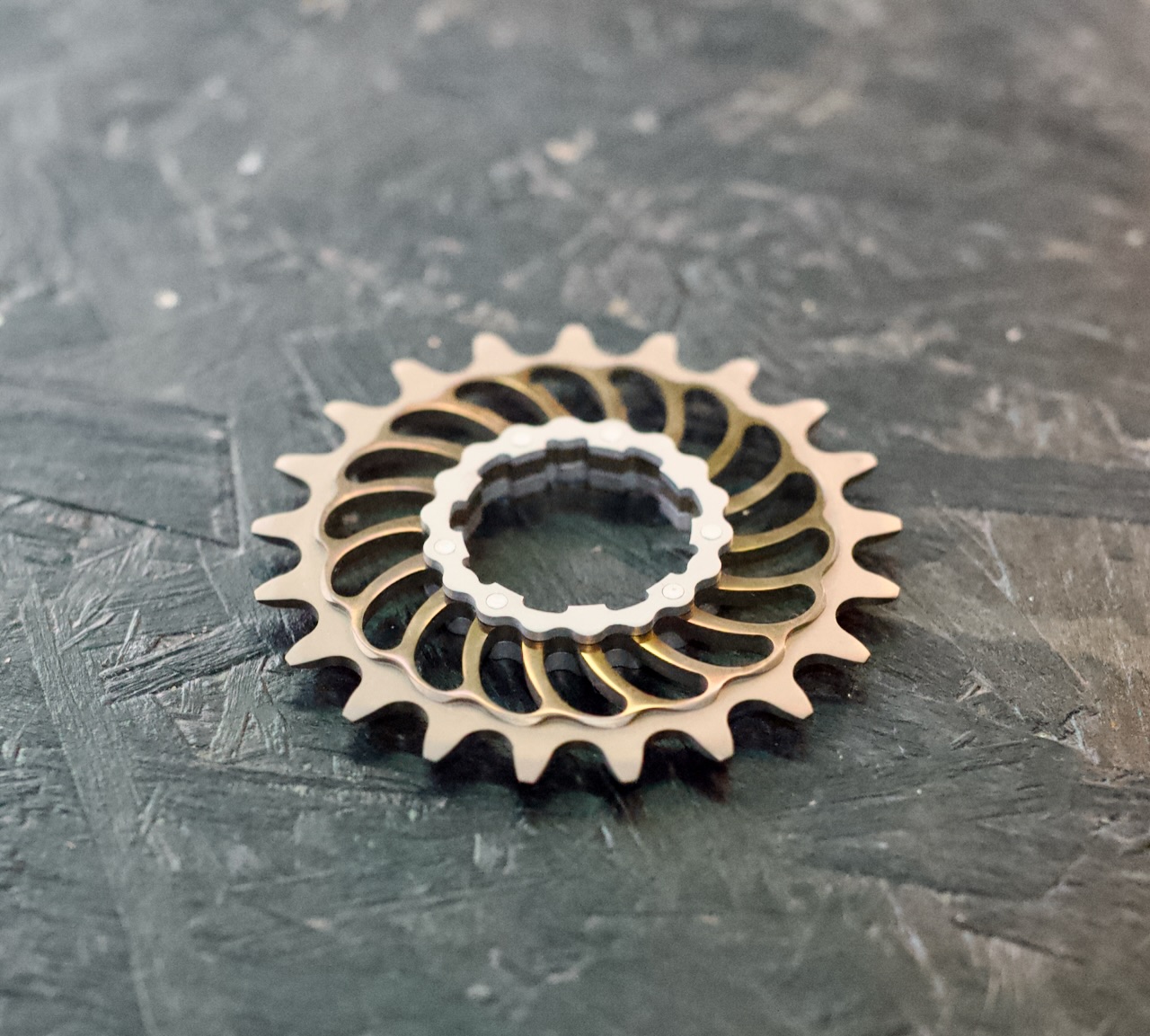 Did I mention that I’ve completely switched to singlespeed now? It’s almost become an obsession to do without multiple gears. And that includes having the right equipment. Beautiful, isn’t it?