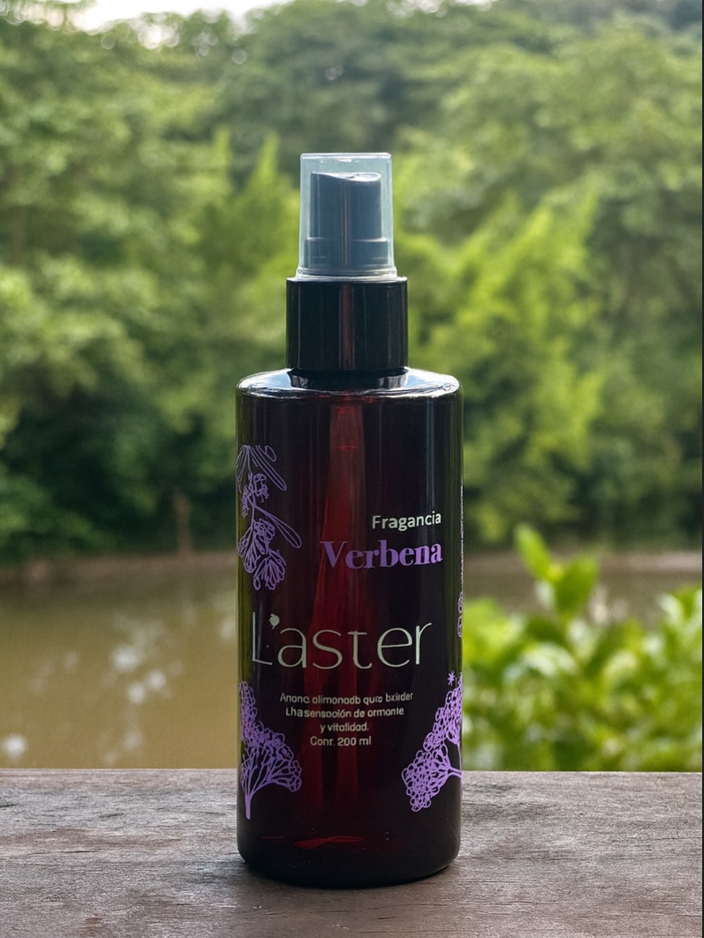 Un suspiro lila, una pausa alimonada y una caricia al alma 💜
Nuestra fragancia de Verbena te envuelve en un aroma que armoniza, refresca y renueva.
Rocíala en tus espacios o en tus telas favoritas y permite que la naturaleza haga su magia.
✨ Vibra en equilibrio.