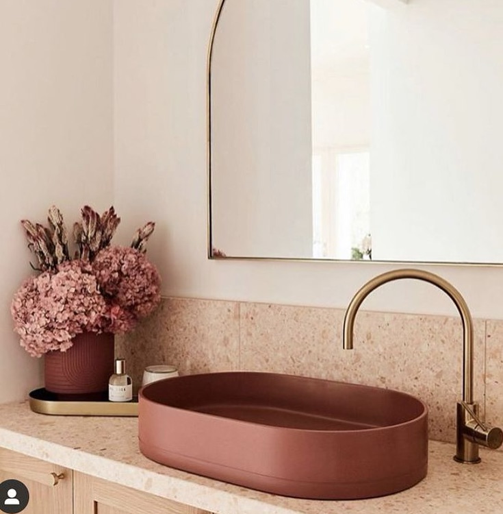 Inspiration Rose
Comment inviter le rose dans sa vie… ou plutôt dans son intérieur ?
Avec parcimonie, en petites touches délicates, ou au contraire en fil conducteur omniprésent, cette couleur s’adapte à toutes les envies.
Sur un textile, un mur, un plafond, un papier peint, une faïence, un meuble ou un simple objet, le rose distille une atmosphère douce, chaleureuse et apaisante.
Poudré, blush, terracotta ou fuchsia, chaque nuance raconte une émotion : tendresse, vitalité, élégance ou audace. L’essentiel est de trouver le juste équilibre pour qu’il reflète votre univers et révèle la personnalité de votre espace.
Sources : Pinterest
#inspiration #decoration #couleur #rose #pink