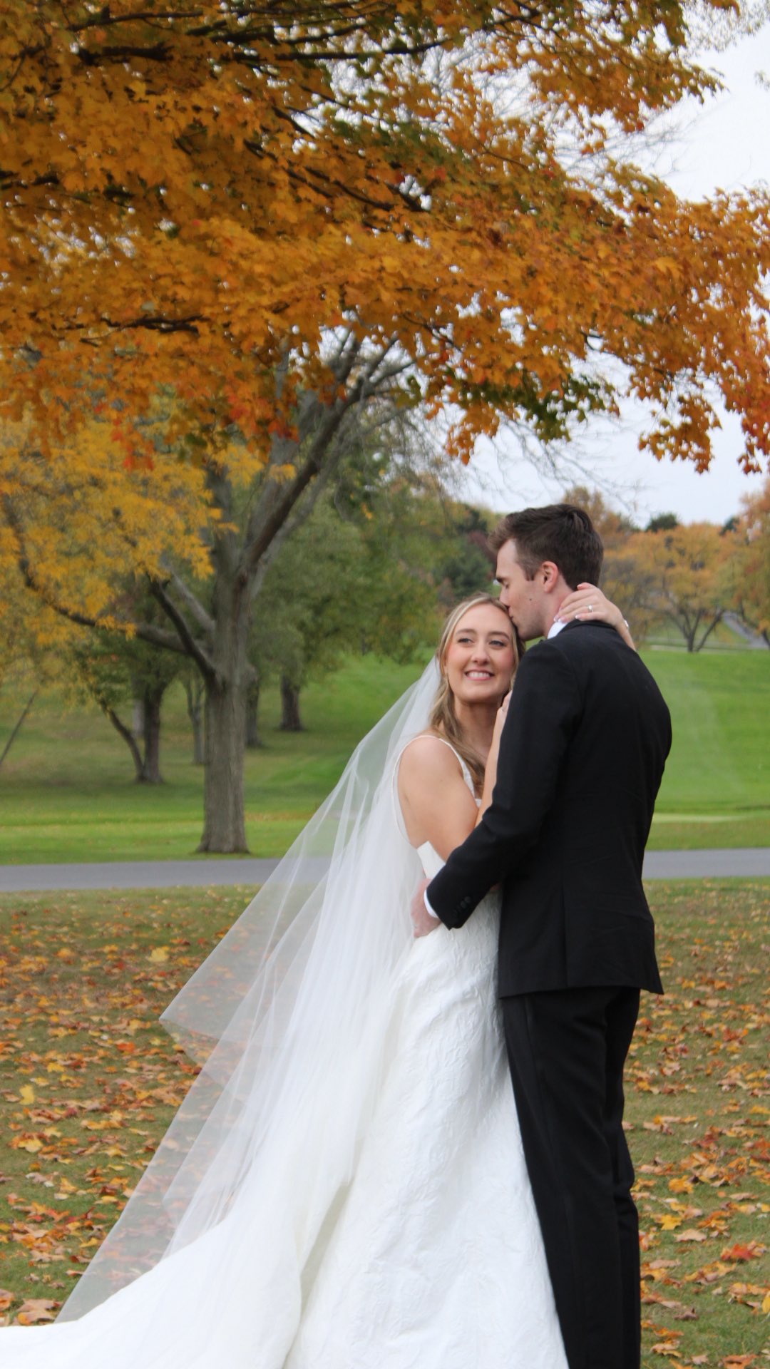 A fall wedding where you could feel the class, the music & most certainly the LOVE 💘
#thesocialriotevents #weddingplanner #contentcreator #content #bride #groom #skaneatelesny