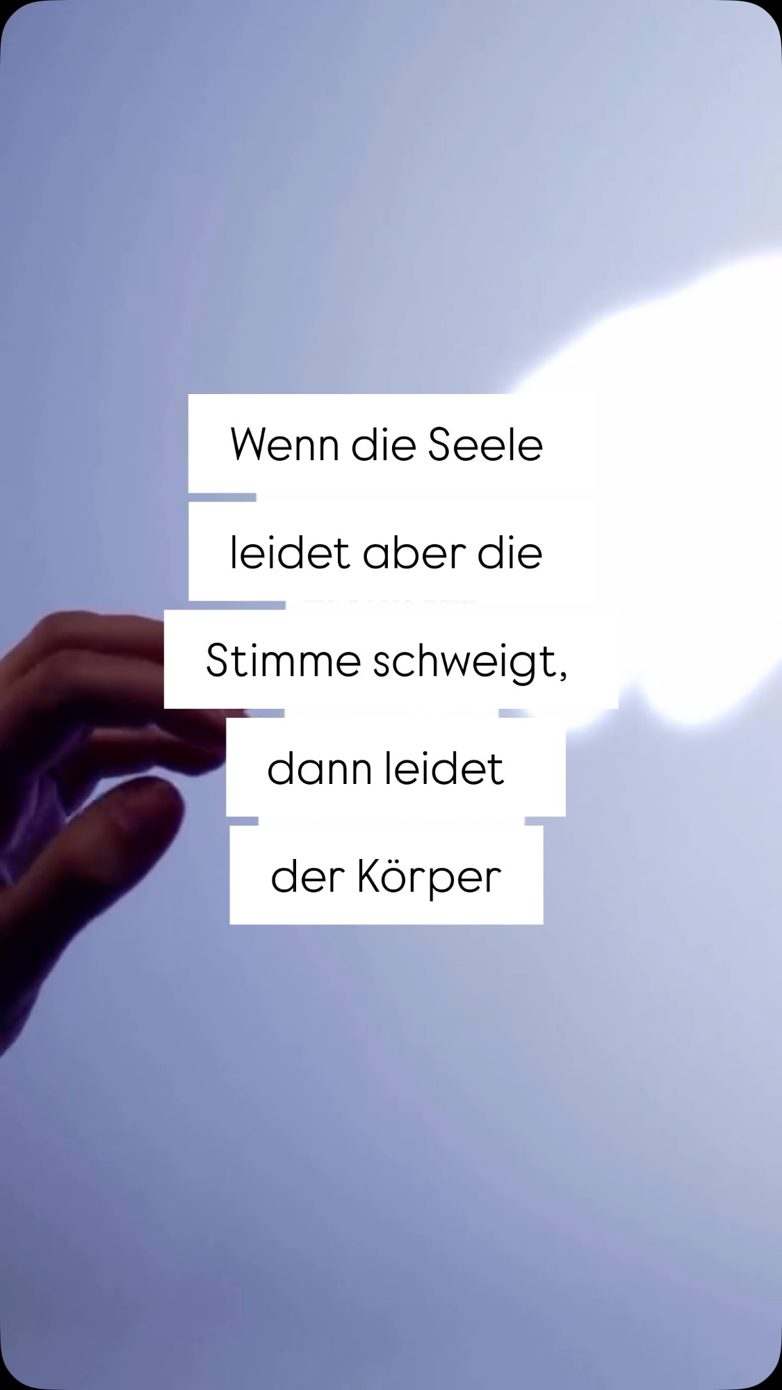 ⤵️
Wir sind so sehr entfremdet. Von unserem Körper. Von unserem Sein. Von uns selbst.
Wir sind so arg am funktionieren und hustlen. Sogar Pause ist ein ToDo und etwas das wir uns erstmal verdienen müssen.
Wir sind so weit weg von uns und unserem Körper, dass wir nicht mehr spüren können, was uns gut tut und was wir brauchen.
Wir sind so sehr im Außen und haben so sehr damit zu tun, es so vielen Menschen recht zu machen. Stellen uns an letzte Stelle oder ganz weit unten und wenn mal Zeit dafür bleibt, uns Gutes zu tun wissen wir gar nicht, was dies sein könnte.
Lenken uns stattdessen ab, um die Leere in uns nicht spüren zu müssen, die uns schon länger begleitet und sich immer weiter in unserer Gefühlsebene ausbreitet. Weil wir das, was in uns präsent ist immer mehr ins Verborgene zurück schieben und unserer Gefühlsebene damit immer mehr suggerieren, dass das was in uns eben an Gefühlen da ist gefährlich ist und nicht haltbar.
Was bleibt ist die Leere. Was bleibt ist Ungefühltes, was sich in unterschiedlichen Bereichen, Organen & Körperteilen festsetzt. Sich in Verspannungen, Fehlhaltungen, Schmerzen und später in Krankheit zeigt als Übersetzung und Verkörperung dessen, was wir nicht fühlen konnten.
Weil wir dazu erzogen wurden.
Nicht zu fühlen, sondern zu funktionieren.
Weil wir so viel Schmerz mit tragen.
„WENN DIE SEELE LEIDET ABER DIE STIMME SCHWEIGT, DANN LEIDET DER KÖRPER“
Es ist nicht deine Schuld, dass du dich leer fühlst. Aber es gibt einen Weg raus aus der Taubheit und wieder rein ins Spüren.
✨ Stück für Stück zurück in deine Body Mind Soul-Verbindung und diese wieder zu spüren & zu verkörpern, dich selbst zu verkörpern ~ und Du musst diesen Weg nicht alleine gehen ❤️🩹
Alle Infos für meine 1:1 Räume, free EBook & more in Bio und auf Anfrage 🐦🔥
Muchos Love
Eva 🫀
BODYWISDOM
EMBODIMENT
BODY MIND SOUL
SPIRITUALITÄT
HEALTH
#embodiment#nervensystemheilung#emotionalrelease#achtsamkeit#feelittohealit#körperarbeit#mentalegesundheit#bodywisdowm