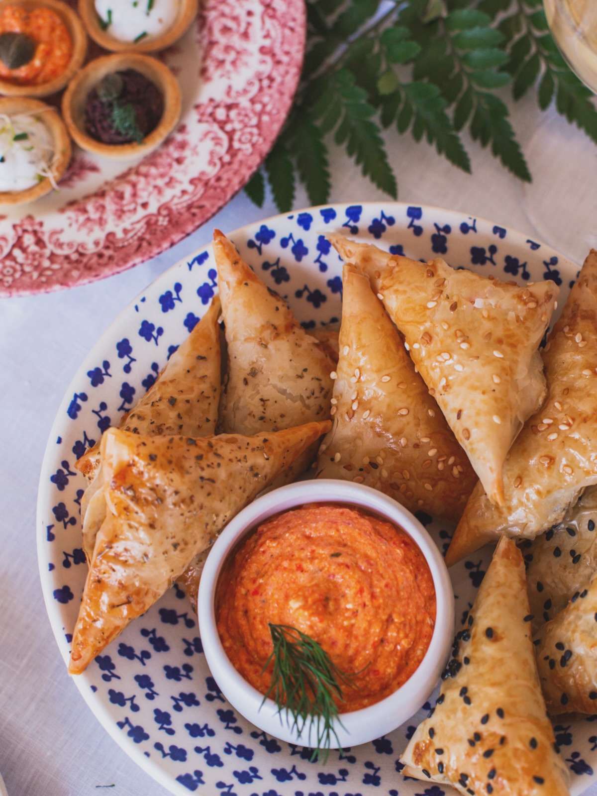 🔻MINI FEUILLETÉS L’APÉRO🔺
Féta AOP, olives de Kalamata, viande mijotée de boeuf, épinards & féta…
Dans nos traiteurs, ou sur commande si vous êtes vraiment beaucoup pour l’apéro.
.
.
.
.
.
.
.
.
.
#evievane #dinanikolaou #faitmaison #traiteurgrec #traiteur #restaurant #restaurantparis #restaurantgrec #mezzes #collegeculinairedefrance #lefooding #timeout #anousparis #greekfood #healthyfood #catering #pita #souvlaki #gyros #tarama #feta #food #bestrestaurantparis #spitiko
#EviEvane #CateringGrec #TraiteurParis #SaveursDeGrèce #ÉvénementGourmand