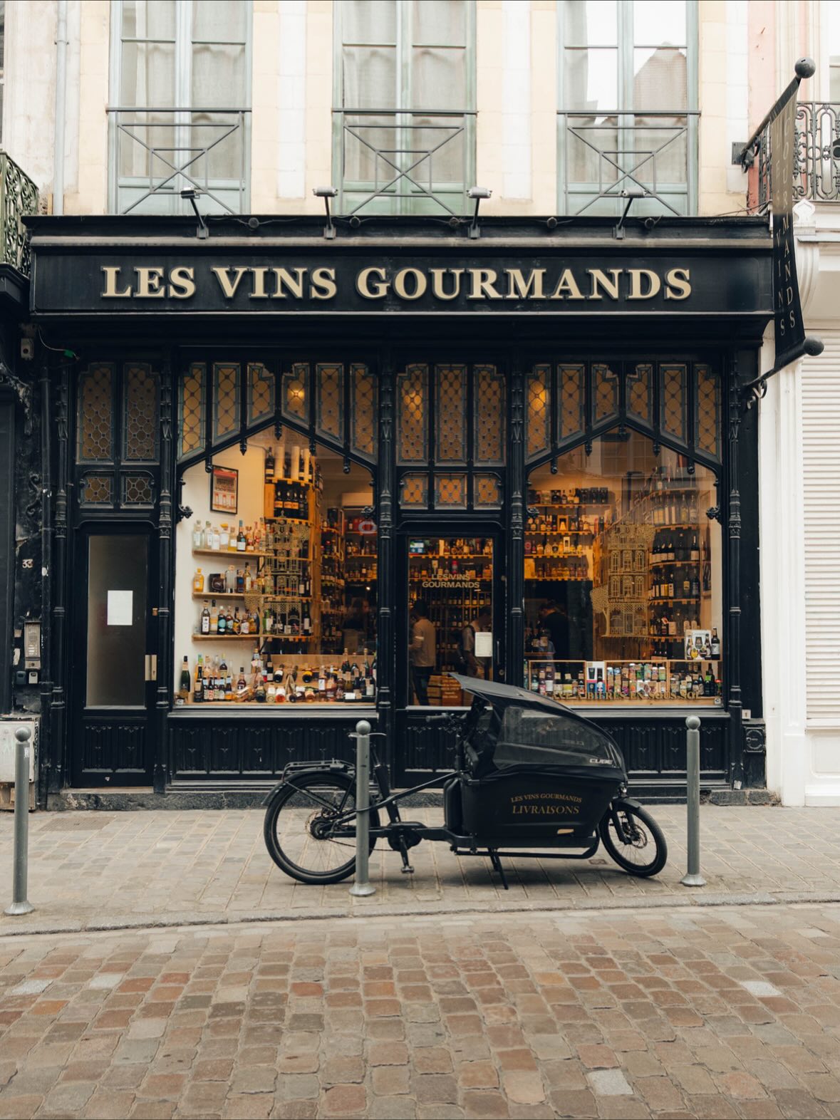 ✨ Le Beaujolais Nouveau arrive ! ✨
Le jeudi 20 novembre, le millésime 2025 fait son entrée dans nos trois caves — et nous vous préparons deux soirées, à Lille et à Lens.
Au programme :
🍷 6 vins nouveaux
• 5 Beaujolais Nouveaux
• 1 Côtes-du-Rhône Nouveau
🎟️ 15 € pour 4 verres
Une soirée simple, vivante, plus proche d’une fête que d’une dégustation classique.
Et pour accompagner : des planches apéro.
📩 Réservations uniquement par e-mail ou téléphone :
Lille : lvglille@gmail.com · 03 20 30 12 20
Lens : lvglens@gmail.com · 03 21 70 01 20
Il reste encore quelques places — pensez à réserver très vite. 🍷
#beaujolaisnouveau #lesvinsgourmands