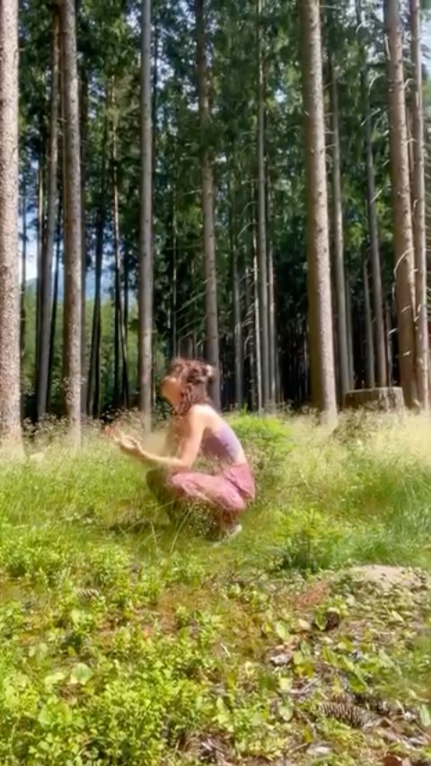 Hier findest du mögliche Stolpersteine ⤵️
🧠 dein internes soziales Kontaktsystem, das nach Kontakt, Beziehung & Bindung strebt und die damit einhergehende Angst, dein soziales Umfeld könnte es nicht so sehr feiern, wenn du dich veränderst. The Truth is: die Menschen, die dich lieben und feiern, dafür, wer oder was du wirklich bist, sind deine Herzensmenschen 💟
🧠 die adaptive Fawn - Reaktion: wenn du früh gelernt hast, die Bedürfnisse deiner ersten Bezugsmenschen blind abzulesen und die sicherste Art und Weise geliebt, akzeptiert und vielleicht nicht bestraft zu werden - dich immer zuerst um das Wohl aller anderen zu kümmern, dann hast du vielleicht einen schlechten Zugang dazu, was du wirklich brauchst und möchtest. Und wenn wirst du dich vielleicht trotzdem eher daran ausrichten, was andere gerne von dir möchten und hören wollen. ➡️ erweitere deine Grenzen wieder sanft, aber nachhaltig und erfahre, dich auch selbst gut zu spüren ❤️🩹
🧠 damit einhergehend möchtest du Dinge in deinem Leben stets so perfekt machen, dass du manchmal lieber erst gar nicht anfängst, die Hürde dahingehend wo und wie du gerne sein möchtest, ist einfach zu groß und die Möglichkeit, einen Fehler zu machen unerträglich. Die Stress-Reaktion in deinem System damit einhergehend groß und Schuld- & Schamgefühle durchfluten dich dabei.
➡️ erfahre, dass du Fehler machen darfst und sie dir eine große Lehrmeisterin sein können 🐦🔥
🧠 Nicht bekanntes Terrain, Veränderungen und alles Neue löst in dir nur eines aus: Angst und Panik. Struktur und das Gewohnte ist dein Sicherheitsnetz. Unerwartetes wirft dich sehr aus der Bahn und katapultiert dich außerhalb deines sogenannten Stress-Toleranz-Fensters und lässt dich erschöpft und taub zurück ➡️ gehs langsam an ❤️🩹 erweitere deinen Radius, indem du dich sicher fühlst langsam und sanft.
Egal wo du grade stehst. Mach’s in deinem Tempo. Mach’s so wie sich’s für dich richtig anfühlt ❤️🔥
Denn dem zu folgen, was direkt aus deinem Herz sprudelt , deiner Intuition zu folgen, auf dein Bauchgefühl zu hören und dich dabei selbst zu wählen und deinen inneren Funken wieder zu spüren ist pures Gold ✨ für dich. Für uns. Für alle. 🐦🔥