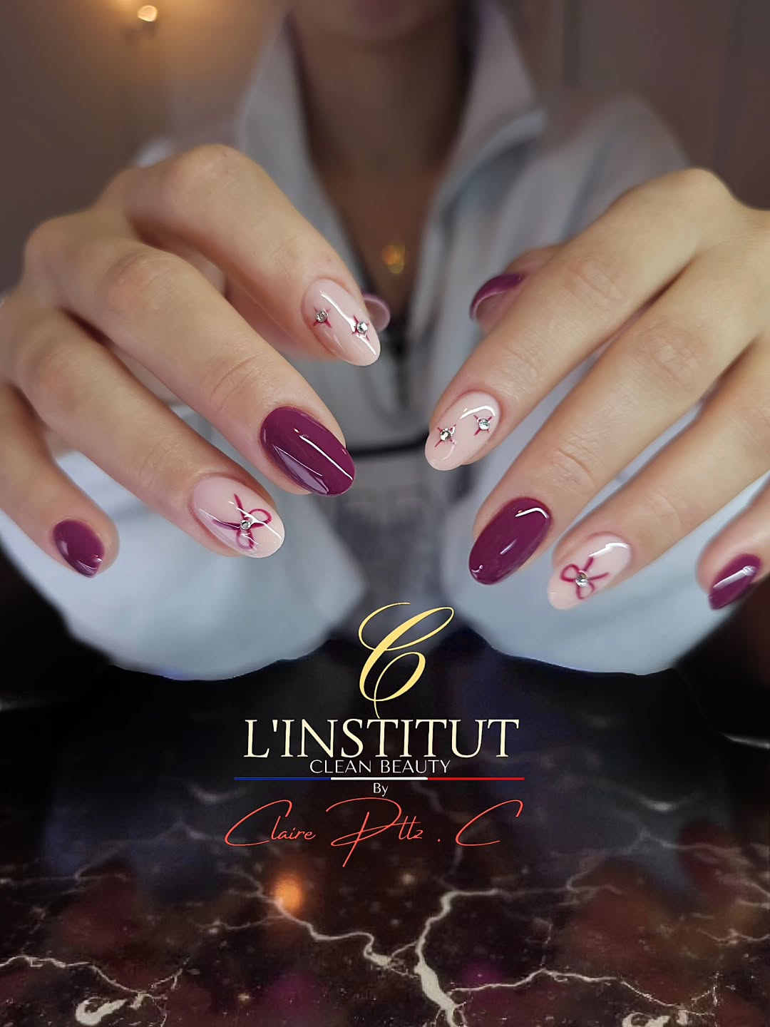 🎀La Délicatesse et la Profondeur. 🍷🍇
Un magnifique Lie-de-vin, orné de détails qui font sensation :
De délicats nœuds en nail art faits à la main, sublimés par des strass cristal scintillants.
L'élégance féminine au bout des doigts.
⚜️ 𝐂 -𝐋'𝐈𝐍𝐒𝐓𝐈𝐓𝐔𝐓 𝐂𝐥𝐞𝐚𝐧 𝐁𝐞𝐚𝐮𝐭𝐲 ⚜️
SOINS - ONGLERIE - REGARD - ÉPILATIONS
📆 𝗥𝗗𝗩 : lien en bio
🅿️ PARKING PRIVATIF GRATUIT
🚍 BUS Citea 4 et/ou Citea 8
📍1310 Avenue de la République
07500 Guilherand-Granges
(En face de Auchan et Norauto)
BESOIN DE CONSEILS OU AUTRE DEMANDE ⁉️
Si aucune disponibilité ne vous convient, ou vous ne savez pas quelles prestations choisir, merci de laisser un message au : 07.81.13.48.24
.
.
.
#onglerievalence #drome #ardeche #nailsart #manucurerusse