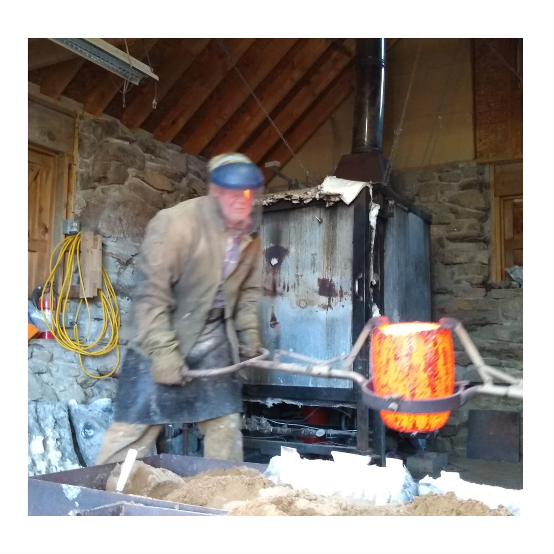 Pouring bronze
#bronzefounder #foundrylife #digbyveeverscarter #somersetfoundry
