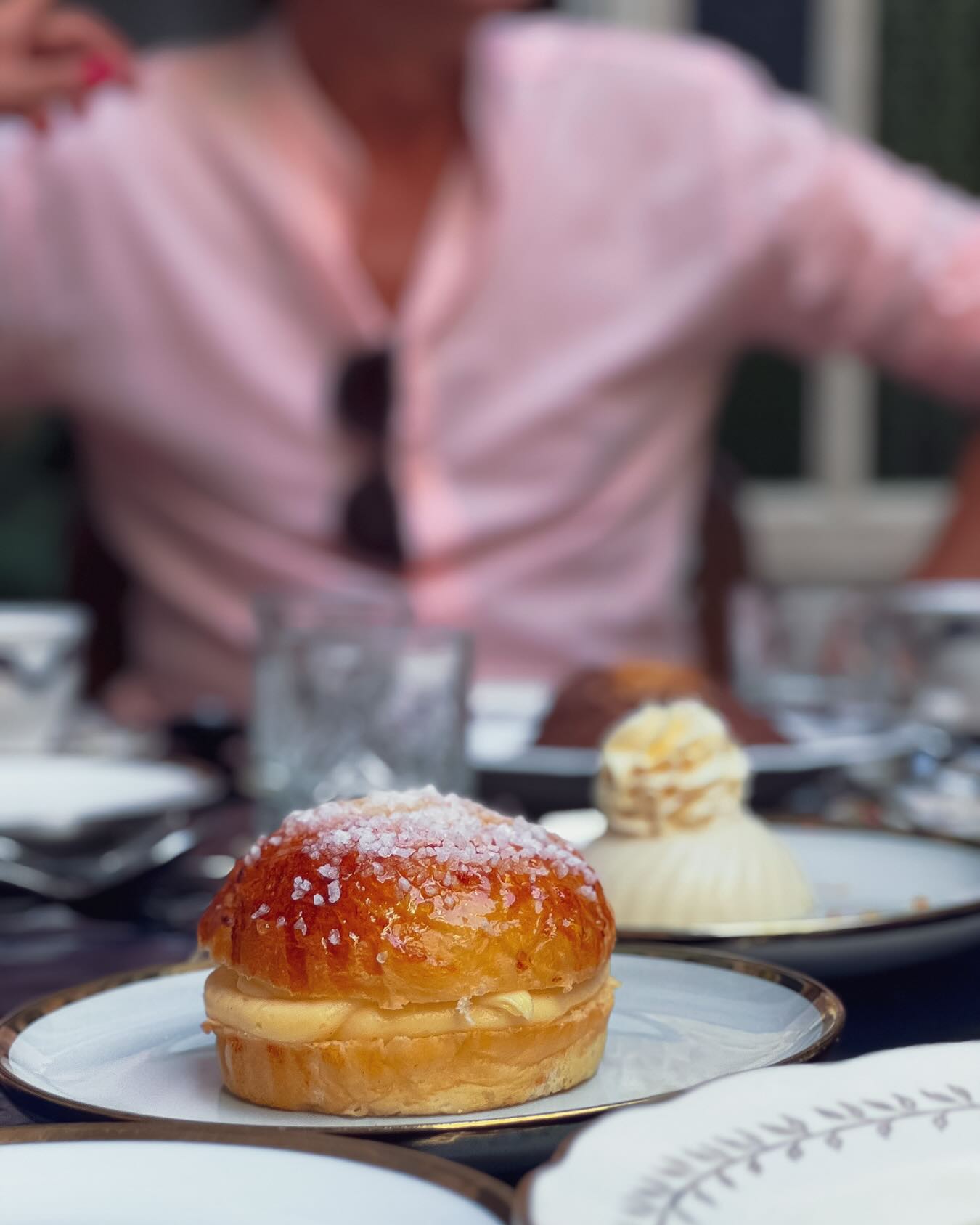 Imagine finir ton dîner avec un nuage de douceur…
Notre Tarte Tropézienne, légère, vanillée, et terriblement généreuse, est enfin à la carte de Villa Aaron.
Un petit goût de vacances dans un lieu chargé d’histoire… le combo parfait.
Passe la goûter et laisse la magie opérer
@amazozgroup
𝕆𝕦𝕧𝕖𝕣𝕥 𝟙𝟚:𝟘𝟘 - 𝟘𝟚:𝟘𝟘 / 𝟟/𝟟
𝑹𝒆́𝒔𝒆𝒓𝒗𝒂𝒕𝒊𝒐𝒏 🔗 𝒆𝒏 𝒃𝒊𝒐
𝑴𝒂𝒊𝒔𝒐𝒏 𝒅𝒆 𝒇𝒂𝒎𝒊𝒍𝒍𝒆 𝒆𝒕 𝒅𝒆 𝒇𝒆̂𝒕𝒆𝒔 𝒅𝒆𝒑𝒖𝒊𝒔 𝟏𝟗𝟑𝟔 𝑪𝒖𝒊𝒔𝒊𝒏𝒆 𝒂̀ 𝒑𝒂𝒓𝒕𝒂𝒈𝒆𝒓
#villaaaronmarrakech
#babaaaron
#maisondefêtes
#marrakechmedina
#restaurantvintage
#DécorationVintage
#RestaurantMaisonDeFamille
#AmbianceNostalgique
#DécoRétro
#MomentsEnFamille