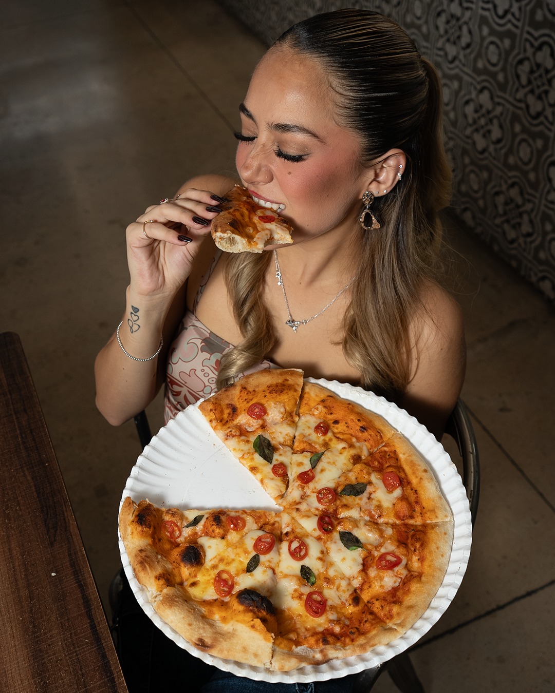 Nada como ese primer bocado que lo dice todo 🤤
Sabor artesanal, masa perfecta y el toque Totó que conquista corazones (y estómagos). 🍕💛
👉 Encuentranos en pizzatoto.mx
.
.
.
#PizzaSaludable #ItalianFood #PizzaDeliciosa #HealthyPizza #PizzaTime #SaborÚnico #CocinaItaliana #AmantesDeLaPizza