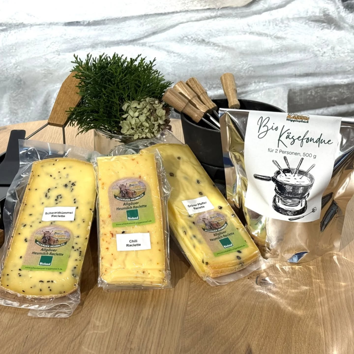 Endlich gibt es unseren Raclette Käse wieder in verschiedenen Varianten 😍 Chilli, Schwarzkümmel und Pfeffer. Wir haben sogar unsere Mini Raclette Pfännchen zum Verkauf im Laden. Wer lieber Käse Fondue isst, kann sich auch hier eindecken: Praktisch verpackt in klein und groß und sogar bis Ende Januar haltbar. Lasst uns gemeinsam schlemmen. #käsefondue #Raclette #schlemmen #vorweihnachtszeitistdieschönstezeit #bio #bioheumilchkäse #bioschaukäsereiwiggensbach