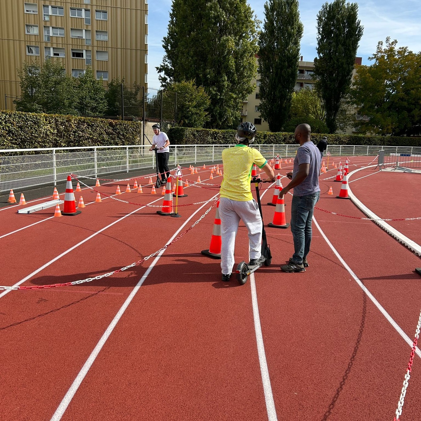 Le 2 octobre dernier nous avons participé à la deuxième édition du Challenge Campus Cachan.
Ce projet visait à sensibiliser les étudiants aux risques liés aux conduites addictives, de manière subtile et ludique. À travers des activités artistiques, culturelles, sportives ou des actions interactives, les étudiants étaient invités à réfléchir sur leurs comportements, à lever certains tabous, et à échanger sur les effets et dangers des addictions.
Les étudiants ont pu profiter de notre parcours "Initiation et bons gestes à avoir en trottinette électrique". Une super organisation et une belle affluence nous permis de partager une belle expérience avec les étudiants présents.
En espérant une 3eme édition.