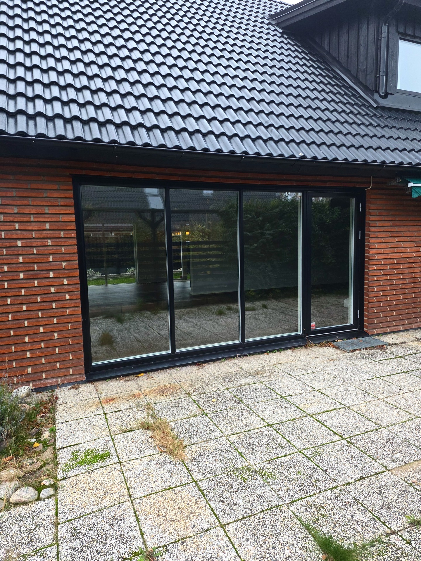 Öresunds Byggentreprenad erbjuder komplett totalrenovering och byggnation i Vellinge. Projektet omfattar gjutning av ny platta, installation av golvvärme, värmepanna, vatten och el, samt gipsning, isolering av väggar och tak. Vi renoverar två badrum, tvättstuga och kök, och installerar kvalitetsfönster från Elitfönster.
Som byggentreprenör levererar vi helhetslösningar med fokus på kvalitet, trygghet och professionellt utförande genom hela processen.
#byggmalmö #renovering #renoveringmalmö #hantverkare #nordiskhem #nordichome #interiordesign #nordicstyle #nybyggnation #byggahus #bygganytt