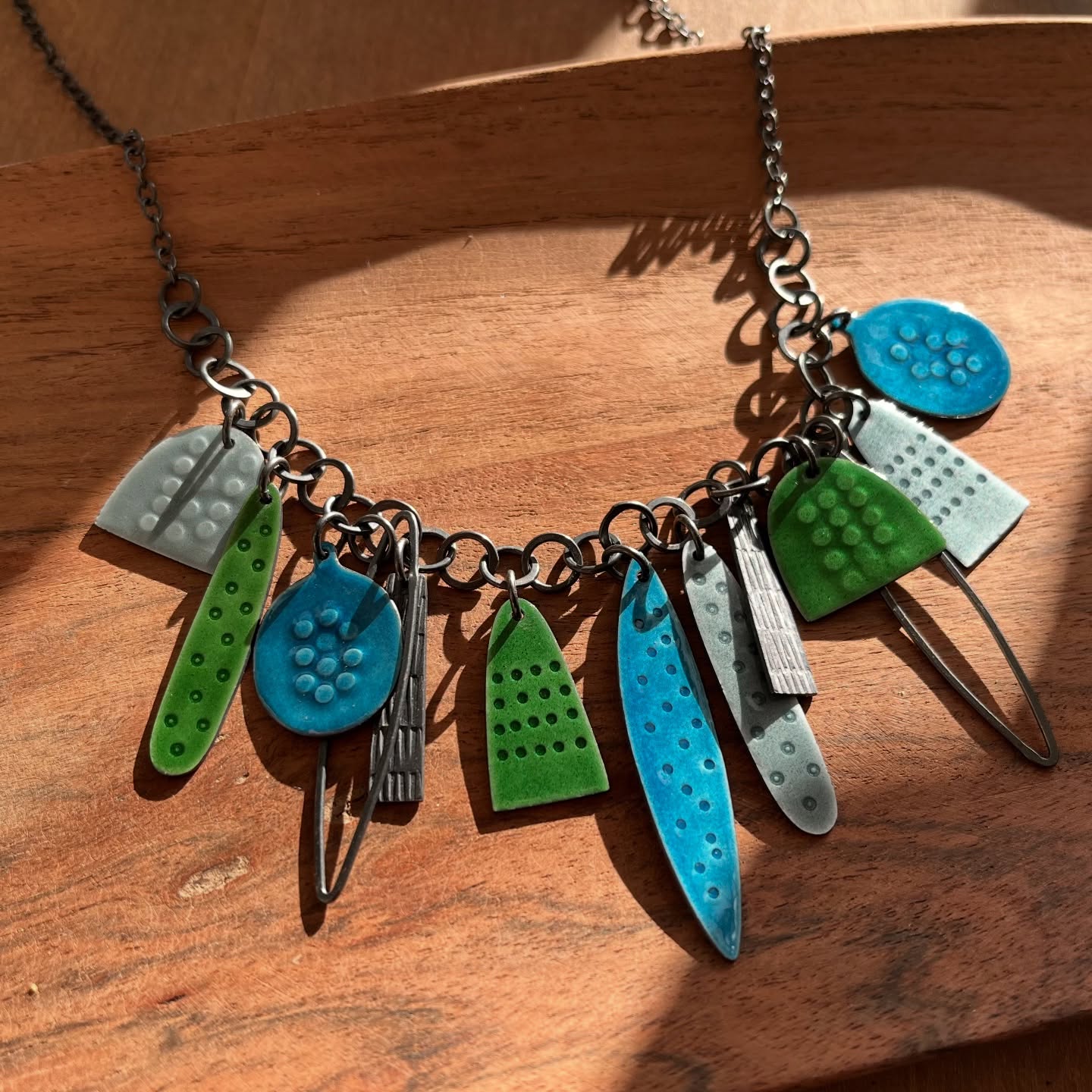 Flotsam cluster necklace in deep teal-blue, green and grey enamel with oxidised silver. Gorgeous colour. Perfect for winter which has arrived here in Scotland ❄️❄️❄️
#wintercolour #colourfulnecklace #enamelnecklace #silverandenamel