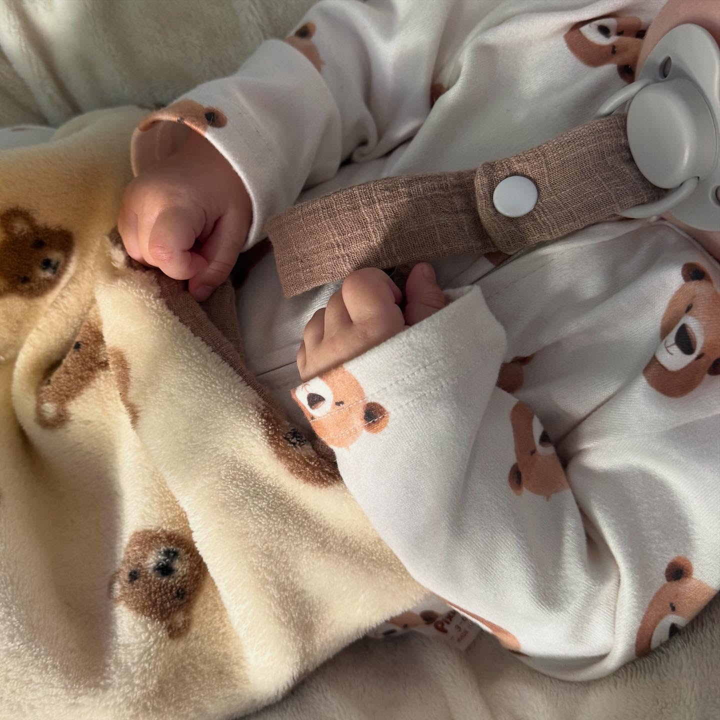 ✨ Ontmoet het hart van Fleurig & Fijn: de handgemaakte speenkoord ✨
Onze speenkoorden worden met liefde én zorg gemaakt, volledig met de hand.
elke knoop en elk stofje wordt zorgvuldig gekozen zodat jouw kleintje veilig én stijlvol voor de dag komt. 🤍
Wat onze speenkoorden bijzonder maakt:
🧸 Gemaakt van hoogwaardige, kindvriendelijke materialen
🎀 Te personaliseren met naam
🌿 Praktisch én mooi — nooit meer zoeken naar die speen
🤲 Met liefde
#speenkoord #handgemaakt #babyaccessoires #kraamcadeau #persoonlijkcadeau #fleurigenfijn