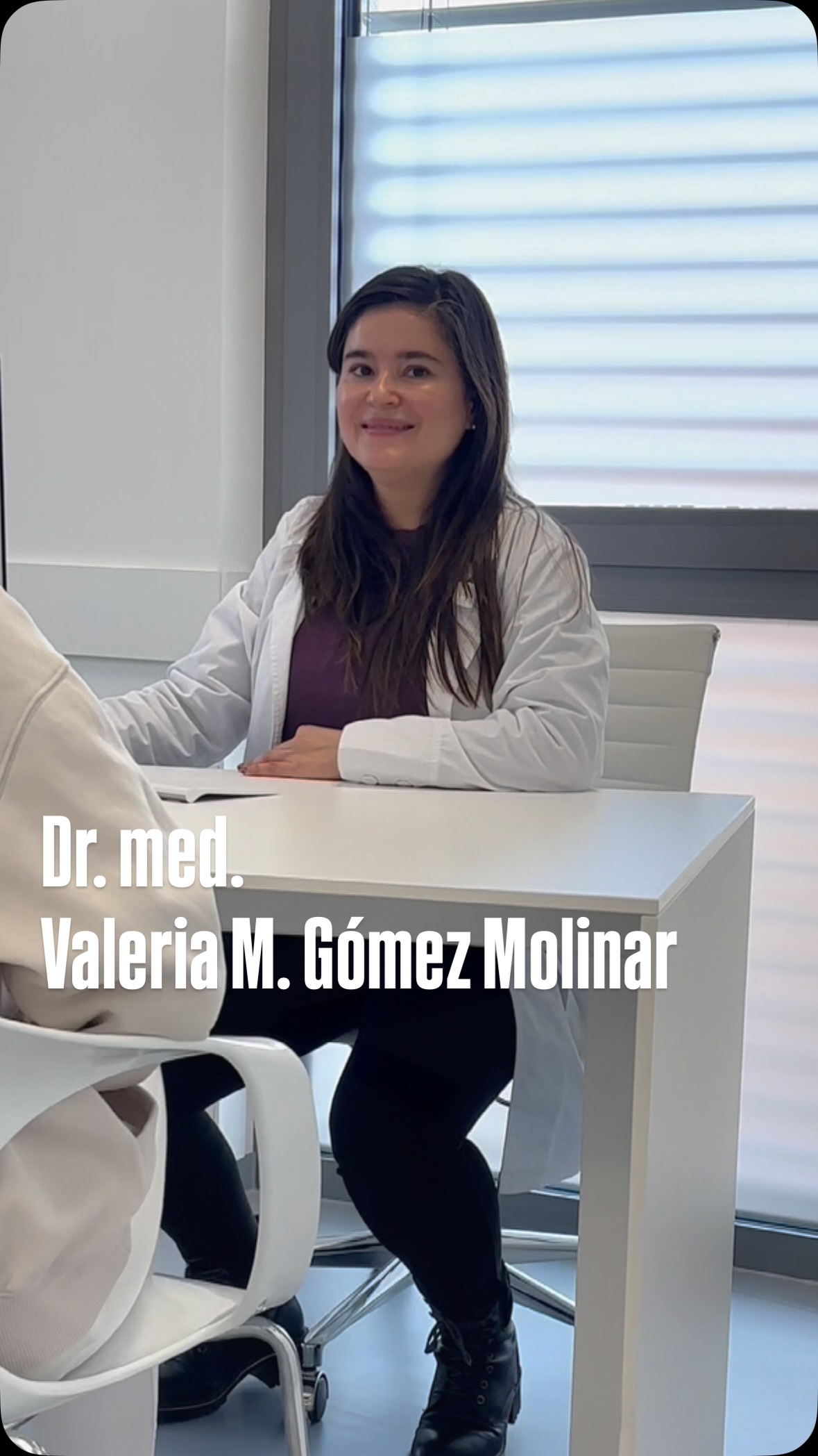 Dr. med. Valeria M. Gómez Molinar
Frau Dr. Valeria Gómez Molinar ist Fachärztin für Dermatologie.
Ihre Facharztausbildung absolvierte sie in einer Praxisklinik in Mexico-Stadt, danach war sie einem medizinischen Versorgungszentrum in Bayreuth tätig.
Mehrere Jahre leitete sie den ästhetischen Bereich von Merz Ästhetics, trat als Referentin und Trainerin auf.
SCHWERPUNKTE
Frau Dr. Molinar ist eine erfahrene, herzliche Kollegin und hat sich auf ästhetische Medizin, konservative und operative Dermatologie, Lasermedizin sowie Hautverjüngungsverfahren spezialisiert. Sie unterstützt das ärztliche Team der Hautarztpraxis Schwabach ab November 2025.
Termine unter:👇
Termine@hautarzt-schwabach.de
@schwabach_erleben #schwabach #nürnberg #hautarzt #dermatologie #ambulant #chirurgie #hautkrebs #hautärztin #praxis #ästhetik
