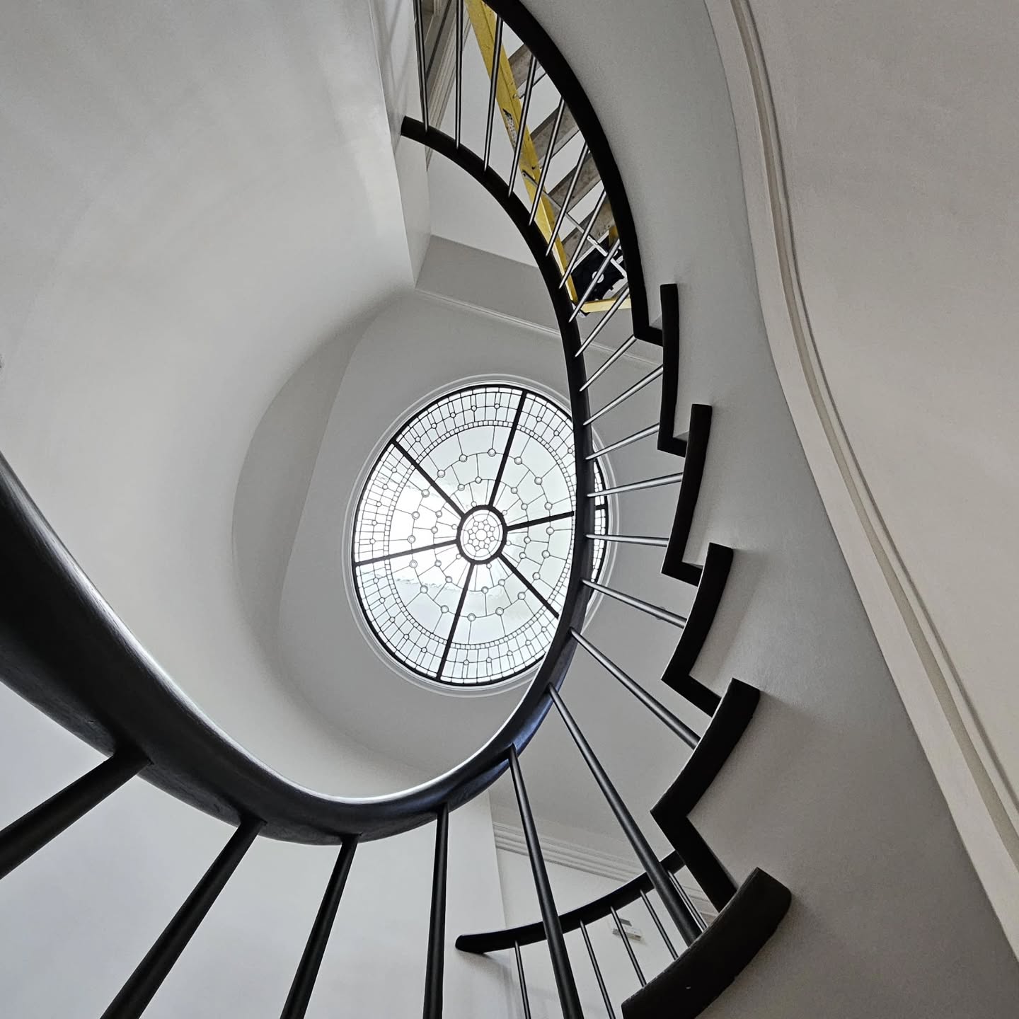 Lost in the architectural beauty of this Richmond site! ✨ Every site visit reminds us why this place is so special. This staircase 🙌
It's a masterpiece of design, adding an unforgettable layer of grandeur to the whole scene. Absolutely mesmerised by the intricate details and how it commands attention with its magnificent presence.
#HiraConstruction
#Richmond
#staircasedesign
#Construction
@dyergrimes_architecture
@gordondufflinton