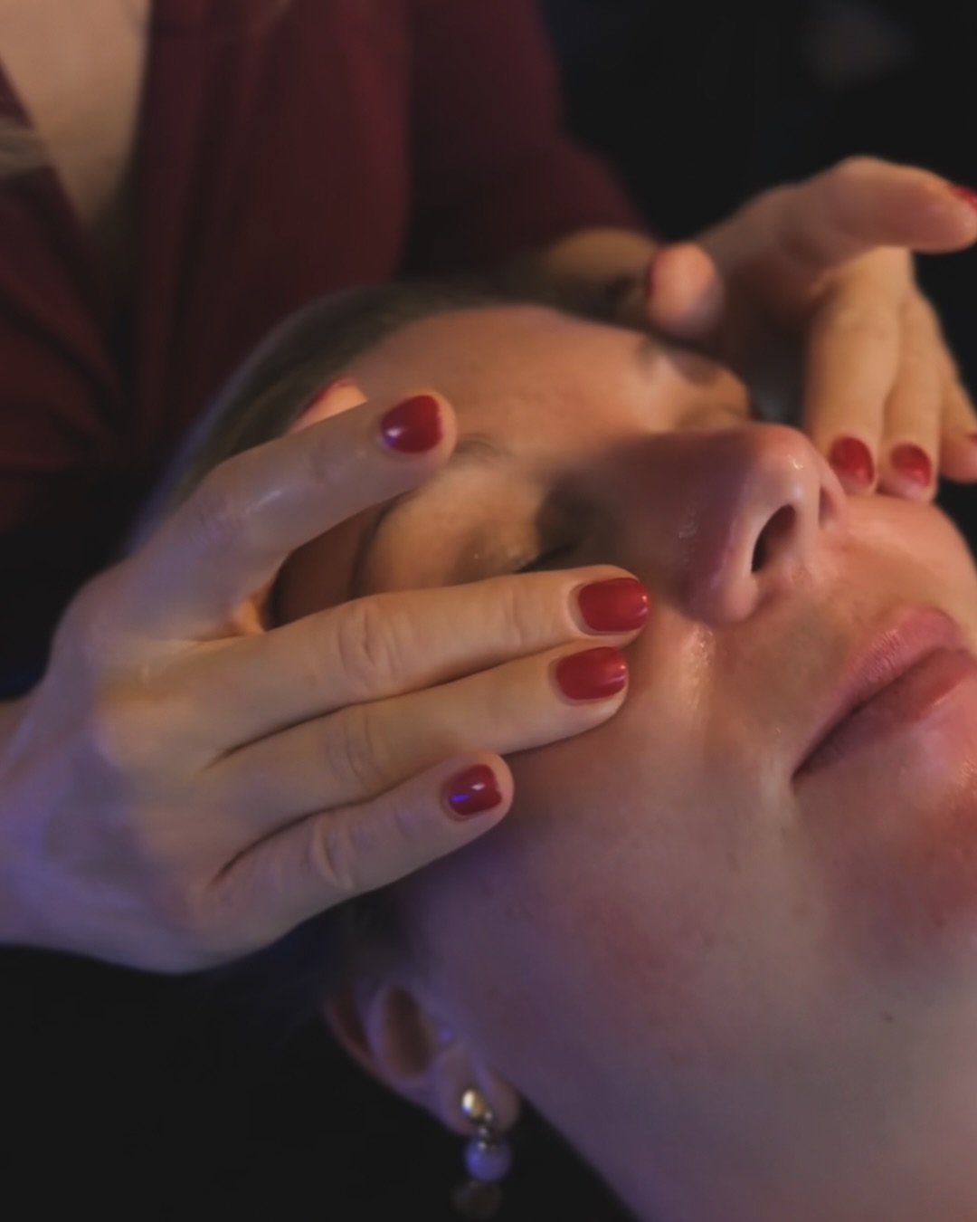 BELANGRIJKE INFO VOOR ALS JE LANGSKOMT! ❤️
__________
👈🏻 Swipe, want dit wil je écht even lezen voor je afspraak.
Bij mij draait een behandeling niet alleen om je huid,
maar ook om hoe jij je voelt wanneer je hier binnenstapt.
Je hoeft je niet mooi, perfect of klaar te voelen.
Je mag jezelf zijn, met alles wat daarbij hoort! ❤️
Als orthomoleculair huidexpert kijk ik verder dan het oppervlak. Met zachtheid, aandacht en zonder oordeel.
Jij bent meer dan welkom in our happy place! 🥰
Veel liefs,
Jouw SBF = your skin’s best friend! 😉
__________
#huidverbetering #huidverzorging #huidverjonging #huidtherapie #huidspecialist #huidverbeteringsinstituut #huidaandoening #huidversteviging #huidscan #hydrafacial #skinpen #peeling #hifu #lipohifu #dermplaning #ledtherapie #laserontharing #orthomoleculairehuidspecialist #welkom #huidpraktijk #webshop #onlineafpraak #linkinbio #plusbelle #oosterzele