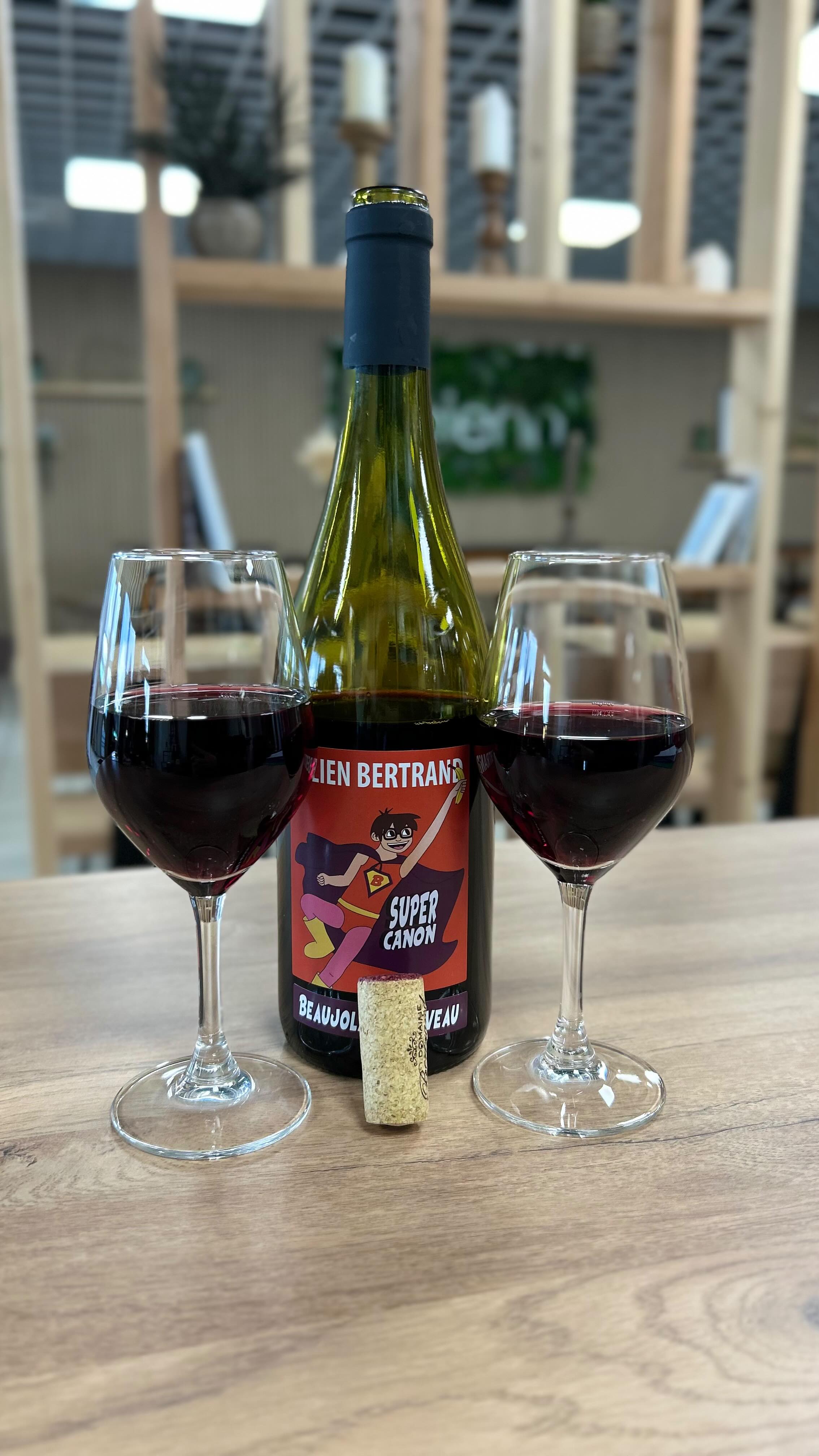 Le troisième jeudi du mois de Novembre, vous savez ce qu’on célèbre ? 🍷
Le retour du Beaujolais Nouveau, ce jeune vin, fruité, élaboré avec les raisins fraîchement récoltés 🍇
Une tradition qui sent les retrouvailles et la convivialité ! 🤝
Cette année, on vous propose de le découvrir chez nous autour d’un bon plat
Nous l’avons sélectionné soigneusement avec notre partenaire @lejusdoctobre
Alors, on trinque ensemble ? 😄
L’abus d’alcool est dangereux pour la santé, à consommer avec modération.#vin #beaujolaisnouveau #saintmalo #restaurantsaintmalo #bretagne