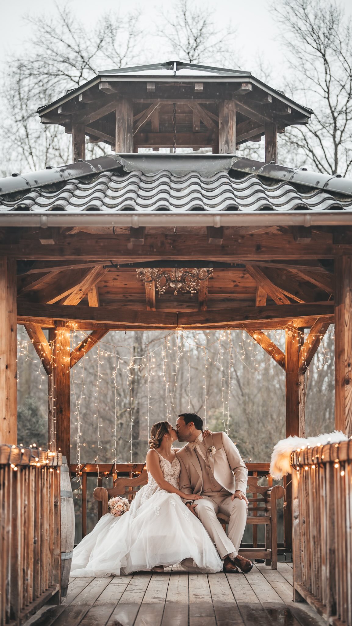 Wie gerne denke ich an diese besondere Winterhochzeit in der @holsteinsmuehle zurück 😍 es war kalt, zwischendurch auch nass und trotzdem wunderschön, gemütlich und mit ganz viel Liebe in der Luft✨
#winterhochzeit #hochzeitsfotografnrw #hochzeitsfotografköln