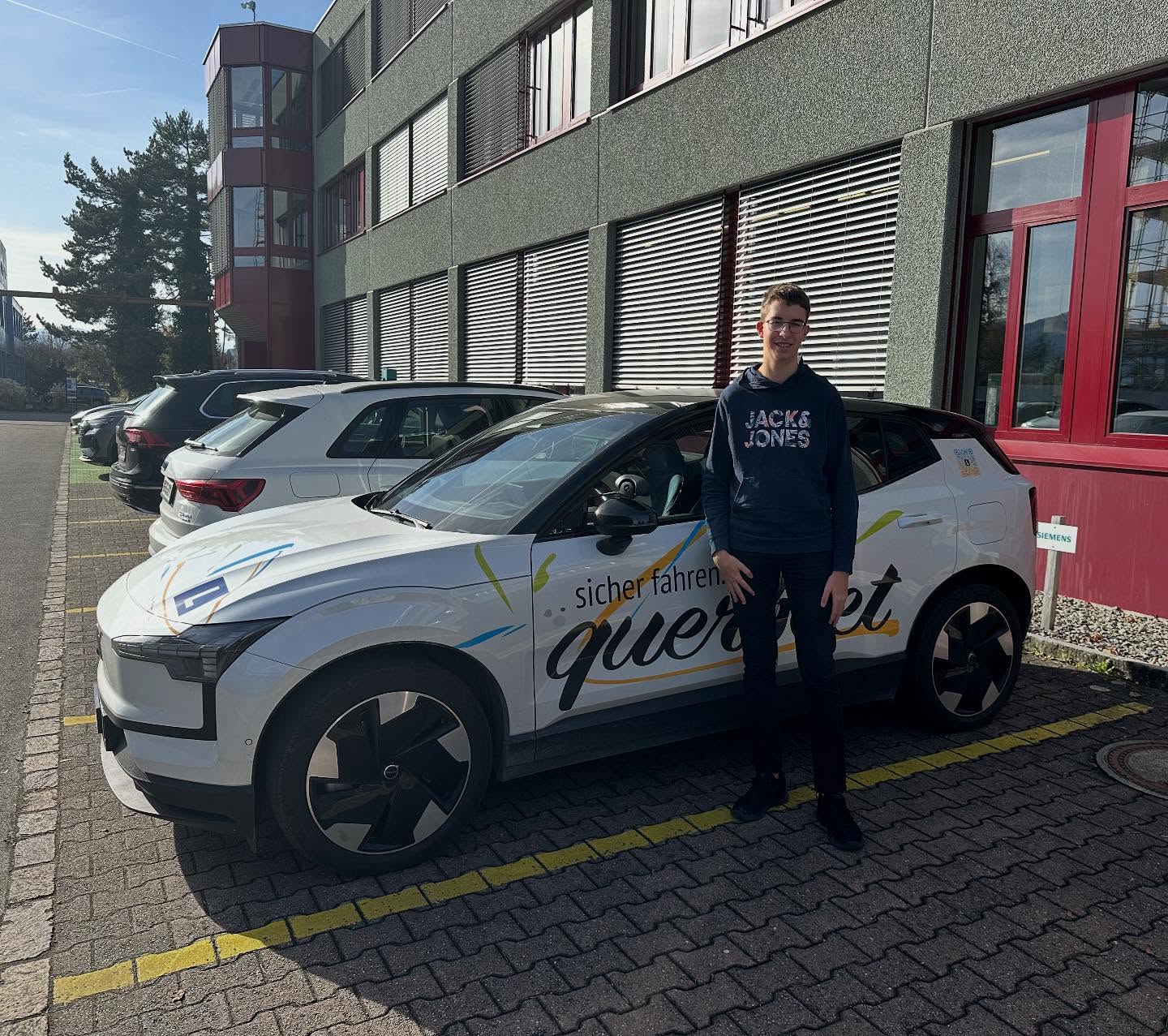 Gratulation rayquasa1 zur bestandenen Prüfung 🚗🏁
Fleissig beobachten 👀 ist die Anweisung! 🤩 Ansonsten war es eine solide Leistung und deswegen auch verdient. Super 👍🏼 👏🏼 top gemacht.
Ich wünsche dir alles gute und unfallfreie Fahrt. 🚗🍀
#fahrschulehagendorn #fair #kompetent #zielorientiert #hagendorn #hegglinstorenservice #siemens #ausbildung