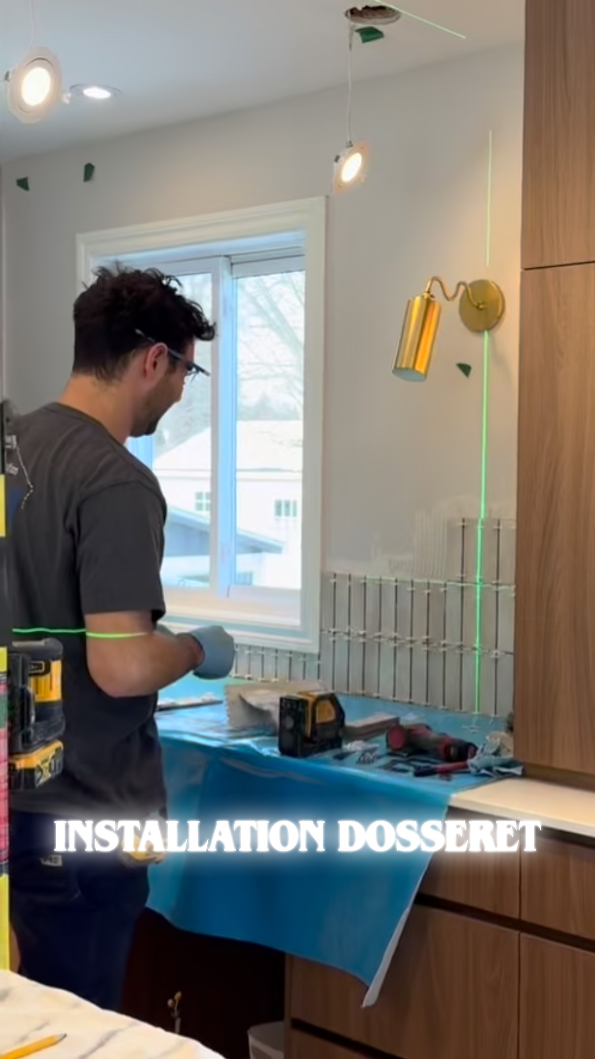 Installation du dosseret projet Champs-Fleury. @murmur_interieurs #constructionvcm #dosseret #céramique #cuisine #entrepreneurgeneral