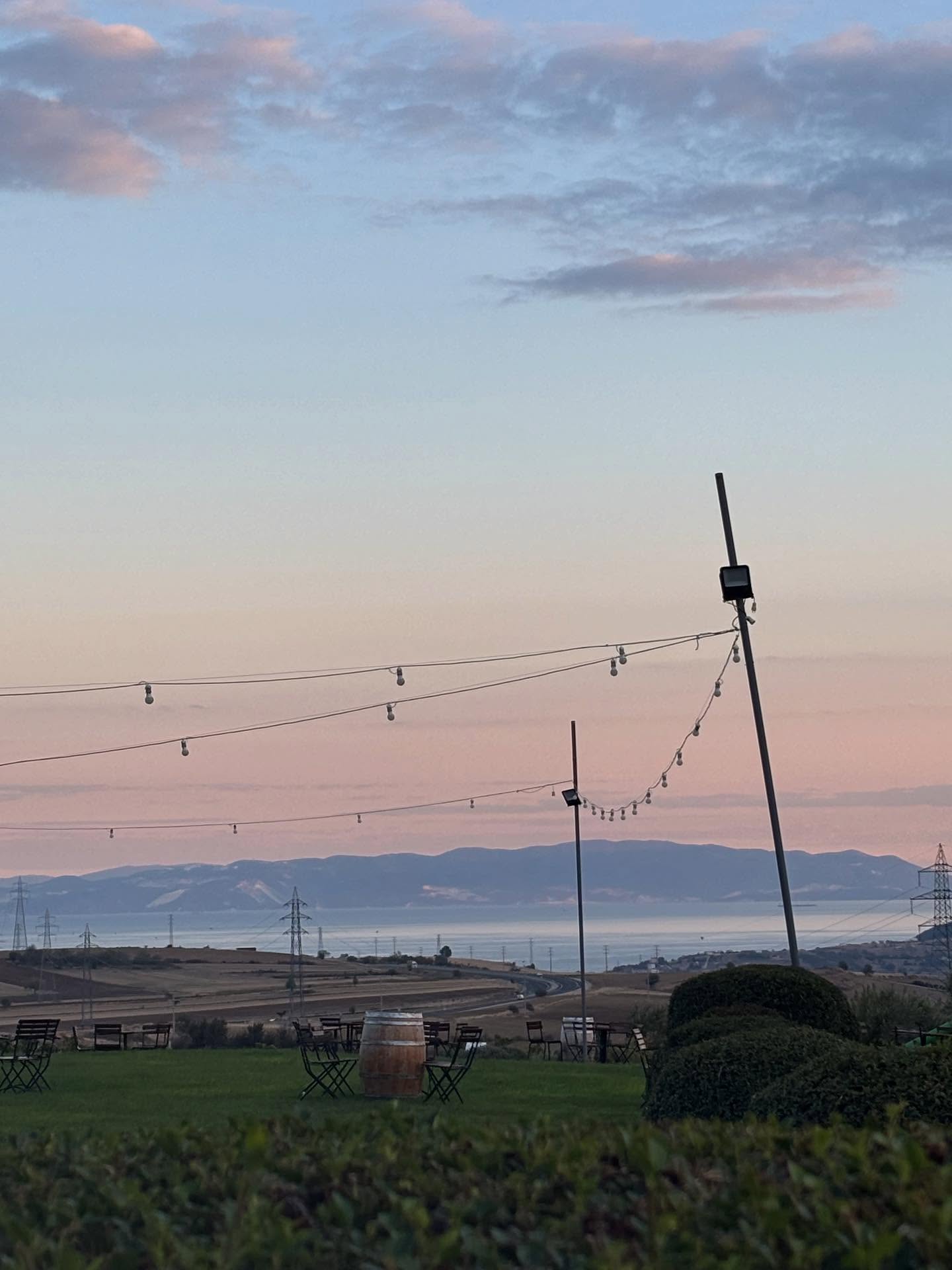 Marmara Adasını görebiliyorsak tertemiz bir gün sonu oluyor demektir 🙌🏻 #bağevleri #barbarebaglari #barbarebağları #barbare #doğa #şarapevi #bağevi #huzur #butikotel #seyahat #kaçamak #üzüm #trakya#bağrotasi